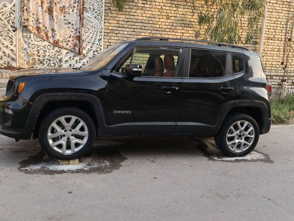 السلام عليكم للبيع أو مراوس 
جيب رنكد موديل 2019 السياره حادثها جاملغ وبيبان مبدلات تخم تاير حداديه جدد مكينه وكير مكفلات سنويه لل27 مكاني ميسان حي الجامعة 
رقم الهاتف *********** عمارة, ميسان
