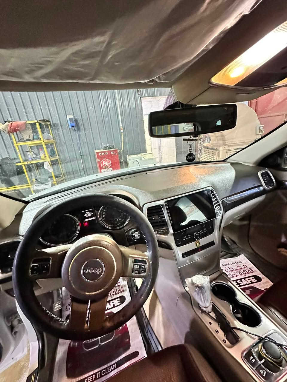 السلام عليكم
Jeep grand cherokee 2013 
Laredo
خليجي 
السيارة بيها بارد بل جاملغ الامامي الايسر وحافة البنيد 
وبارد بل قبغ مال جنطة فقط بارد بدون تكحيل حتى ظاهر بلصور ومبين بلواقع 
مكينه مالتها ما مفتوحة بس بيها احياناً مو دائما تكطيع او رجفه چبنه مال محرك مبدله 
كير مالتها مكفول ما بي شي اكسل جديد حدادية كاملة مابيها اي نقص ما عدا المشط الچبنه مالته تعبانه تذب دهن قليل 
باقي سيارة مكفول وما بيها حادث قوي ولا اي شي تجي وتشوف  
سعر 173 وبيها مجال 
مكان سيارة بابل الحلة  
رقم السيارة سليمانيه القديم سنويه وهزة ساقطة 
عند التحويل اي غرامات على السيارة اني اتحملها 
للتواصل 
***********
