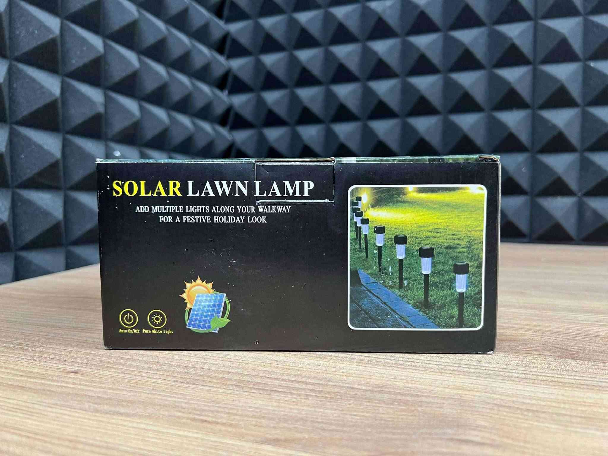 مصباح حديقة يعمل بالطاقة الشمسية
Solar lawn lamp

🔹تمتاز بتشغيل أوتوماتيكي عند حلول الليل، غطاء من الستانلس ستيل المقاوم للظروف الجوية، عمود معدني مع وتد أرضي لتثبيت مباشر في التربة، وإضاءة LED بيضاء دافئة لتزيين الحدائق دون الحاجة لأية تمديدات أو أسلاك كهربائية.

🔷الاستخدامات:

🔹إنارة وتحديد ممرات الحدائق: إضاءة الممرات والمشايات الخارجية وتحديد حدود المساحات الخضراء بأسلوب أنيق.

🔹تزيين أحواض الزهور والنباتات: وضعها بين الشجيرات وأحواض الورد لإبراز جمال الحديقة ليلاً.

🔹إضاءة خارجية اقتصادية: توفير إضاءة ليلية متواصلة للساحات دون استهلاك الطاقة الكهربائية.

⭐المميزات:

🔹طاقة شمسية وتدفق أوتوماتيكي (Auto OnOff): تشحن البطارية الداخلية عبر أشعة الشمس نهاراً وتعمل الإضاءة تلقائياً عند الظلام.

🔹طقم متكامل من 10 قطع: يتضمن 10 رؤوس إضاءة شمسية، 10 أعمدة معدنية، و10 أوتاد غرس بلاستيكية.

🔹هيكل مقاوم للظروف الجوية: غطاء علوي من الستانلس ستيل المقاوم للصدأ مع هيكل بلاستيكي شفاف وحافظ للمكونات.

🔹سهولة التثبيت والتنقل: تثبيت مباشر وغرس في التربة أو العشب دون الحاجة لحفر أو تمديد كوابل.

📝الملاحظات:

🔹تفعيل المفتاح الداخلي: افصل الرأس العلوي وأدر المفتاح إلى وضعية (ON) لأول مرة لتمكين الشحن والتشغيل الأوتوماتيكي.

🔹التجميع: صِل العمود المعدني برأس الإضاءة، ثم ثبّت الوتد البلاستيكي الأسود في أسفل العمود.

🔹الغرس بالتغيير: اغرس الوتد في تربة الحديقة أو العشب بمكان معرّض لأشعة الشمس المباشرة (على الأقل 6 ساعات نهاراً) لتضمن إضاءة كاملة طوال الليل

📏القياسات:

🔹العدد: 10 قطع في السيت.

🔹المواد: ستانلس ستيل + بلاستيك شفاف متين + وتد غرس.

🔹أبعاد الإضاءة: طول الإضاءة 22 سم × قطر الإضاءة 5 سم.

🔹أبعاد كرتون التغليف: طول 21 سم × عرض 14 سم × ارتفاع 10 سم.

💳 ألسعر / 35،000 IQD
🚚يوجد خدمة توصيل
بغداد/ 3000 IQD
ألمحافظات/ 5000 IQD
