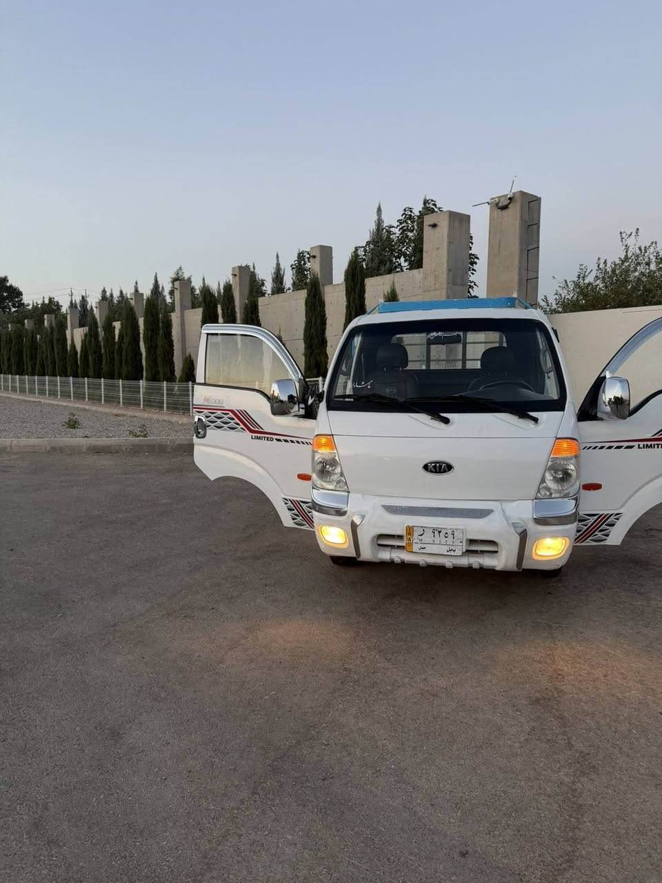 کیا مۆدێل 2011 سەیارەکە ساغە ..موسوبراوە بەشەرت
مەکینە 3000عادی پەمپونۆزڵ مەکینەمەرغوب گازهەرناخوات..
سەیارەکە دەعموولێدراوی نیە .جێ جئ بۆیاخی هەیە 
من بەکامل بۆیاخ ئەیفرۆشم.
گێڕ مەکینە ئەکسل شانسی بەشەرت
تەبریت ساردوگەرم بەشەرت
6تایەی لۆکی تازە بۆ بەستراوە ناوبۆدیو چەمچە 
تەقەوڕەقەی نیە .کارەبای مەزبوت  دەعامی بۆ دەعامی بەشەرت .حازرە بۆ ئیش....سعری 55گەڵاو یەک مەجالی برایەنە  پارەی بڕاوەیەکیش نیە شوێن سلێمانی *********** ڕەحمەتت لێبێ ئەگەر زۆر زۆر مشتەری نیت سەرم مەیەشێنە

