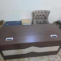 ميز مكتبي الطول 180 العرض 80 مع ملحق  السعر 180  بغداد  07711443243