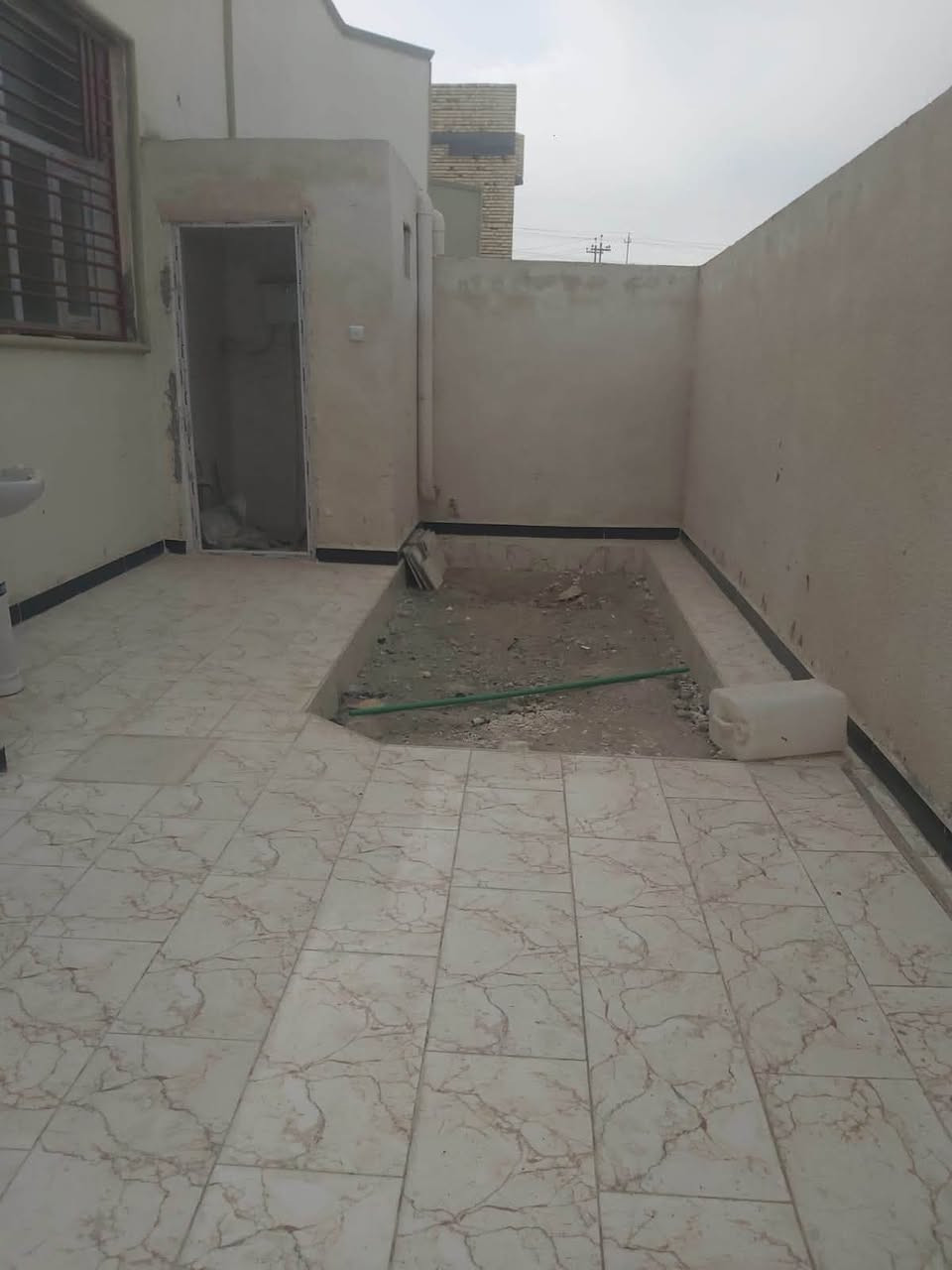 السلام عليكم بيت للبيع  في مجمع العميد مساحه200م رقم العقار ١١٣ /بناء غرفتين نوم وصاله واستقبال ومطبخ وصحيات وحديقه يقع موقعه خلف حي الموحيه قرب متداد شارع الصفاء في الموحيه مطلوب ٧٥ مليون مبادره تسديد شهري ٤٠٠ الف السعر الكلي ٢٢٠ مليون والشراي يتصل 
للأستفسار اواتصال على واتساب. ***********
والبيت جديد حالياً مؤجر
