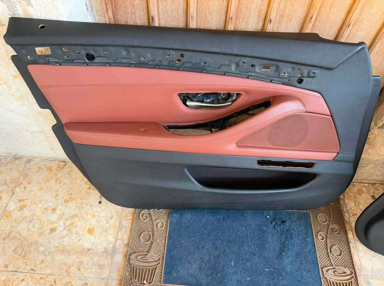 السلام عليكم اخوان للبيع 
مقاعد امامية وخلفية + بطاين + فرس وسطي F10   لون قرميدي / السعر  350 $ 
  اتصال فقط 
***********
