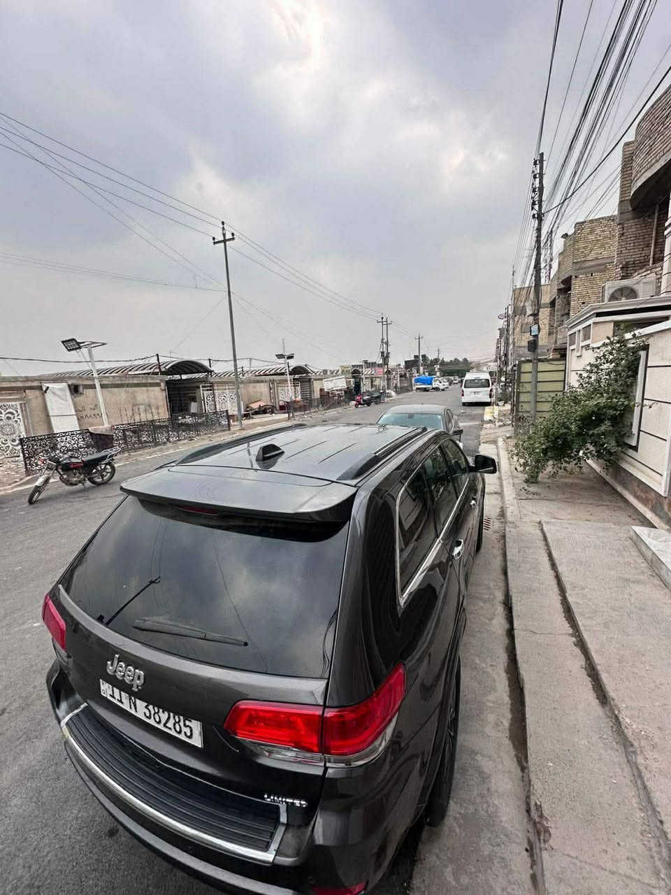 🚗 **جيب غراند شيروكي (Jeep Grand Cherokee) - موديل 2017** 🚗
**المواصفات والتفاصيل:**
 * **الفئة:** ليمتد (Limited).
 * **الموديل:** 2017.
 * **اللون:** رمادي غامق (ماوس).
 * **الرقم:** بغداد (مشروع وطني / ألماني) جاهزة للتحويل.
 * **مكان السيارة:** بغداد.
 * **رقم الشاصي (VIN):** 1C4RJEBG7HC960051
**تفاصيل الحادث والحالة:**
 * **الحادث:** حادث سرقة من أمريكا.
 * **الضرر والصبغ:** صبغ بنيد فقط من أمريكا.
 * **الحالة الفنية:** السيارة مصلحة وجاهزة وبأفضل حال، محرك وجير وبودي بشرط الفحص.
💵 **البيع أو المراوس:**
 * للبيع cash أو مراوس حسب القناعة.
📞 **للتواصل والاستفسار:**
[***********] تاهو جارجر فرق موجود

نص مكتوب في الصور:
- ١١:٣٣ منشور Ibrahem > أعجبني تعليق مشاركة 2017 JEEP Grand Cherokee VIN 1C4RJEBG7HC960051 APPROVED NMVTIS DATA PROVIDER BLOCKCHAIN CONFIRMED DATA تنزيل التقرير Share أعجبني تعليق مشاركة