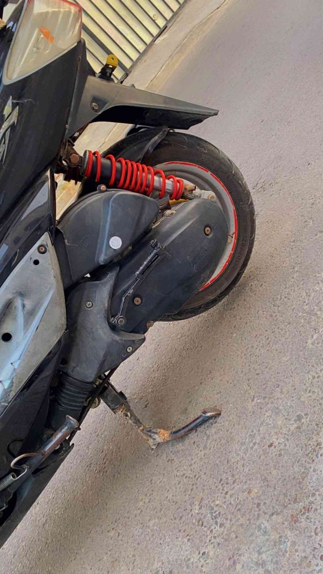 السلام عليكم :
سكنس فحل ياباني نوزل خطين قبغ نفخ
الدراجة شوفة عينك لاغاسل ولاملمع متروكة
حاطينها علكد روحة وجية للشغل 
اوراق كاملة اصولية علا وضع الشركة اي نقص
مابيها برغي ممفتوح منها (( كفالة عامة )) 
جيب وياك ٣ فيترية وتعال افحص

السعر مليون و ٢٥٠ الف
مكاني شارع فلسطين 
هذا رقمي ***********
