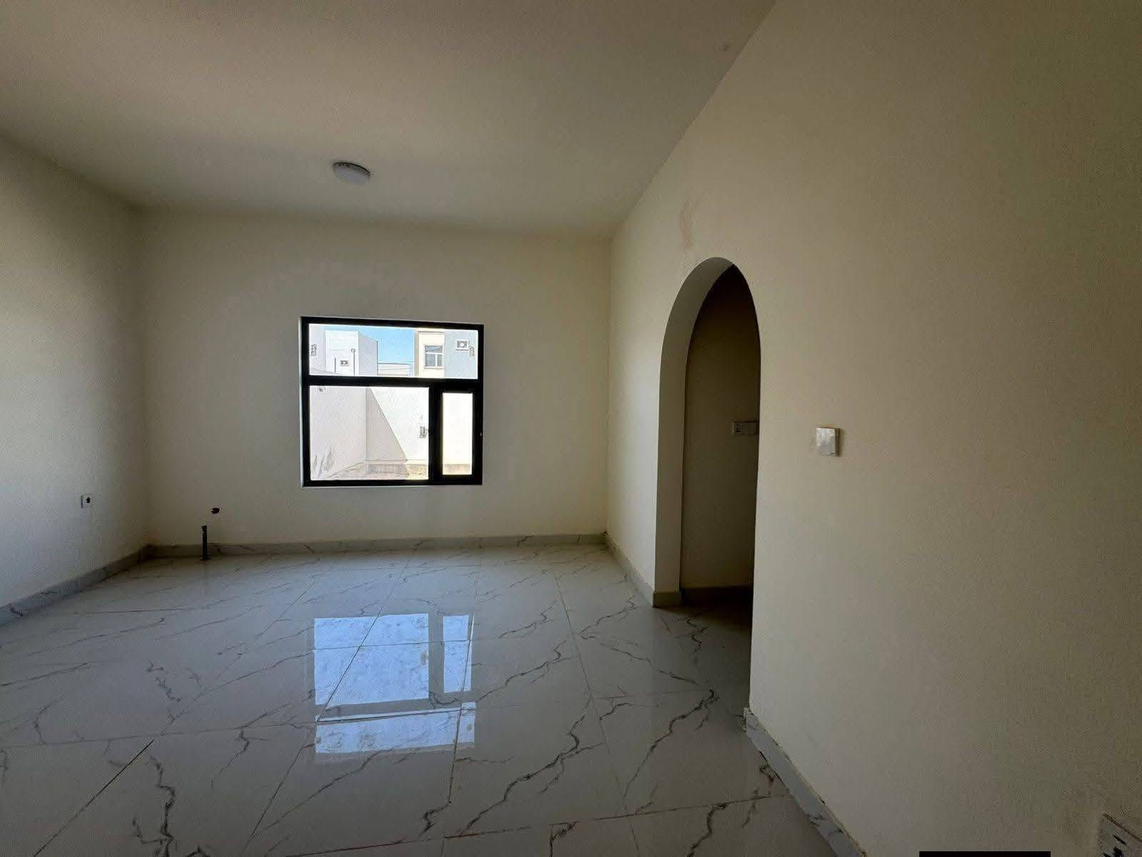 صاعد مصرف عقاري ✨
دار للبيع في مجمع الأميرات الثانيه مساحه 250 متر مربع رابع 
يحتوي على اضافات غرفه ثالثه فوك مع كتائب وترتيب الماء 
مجموع اربع غرف نوم واستقبال وحديقه وكراج 
يباع بمقدم 125 والمتبقي اقساط على المصرف العقاري 
القسط الشهري 508 الدار جاهز للسكن 
للتواصل *********** مكتب النخيل للعقار 🌴
