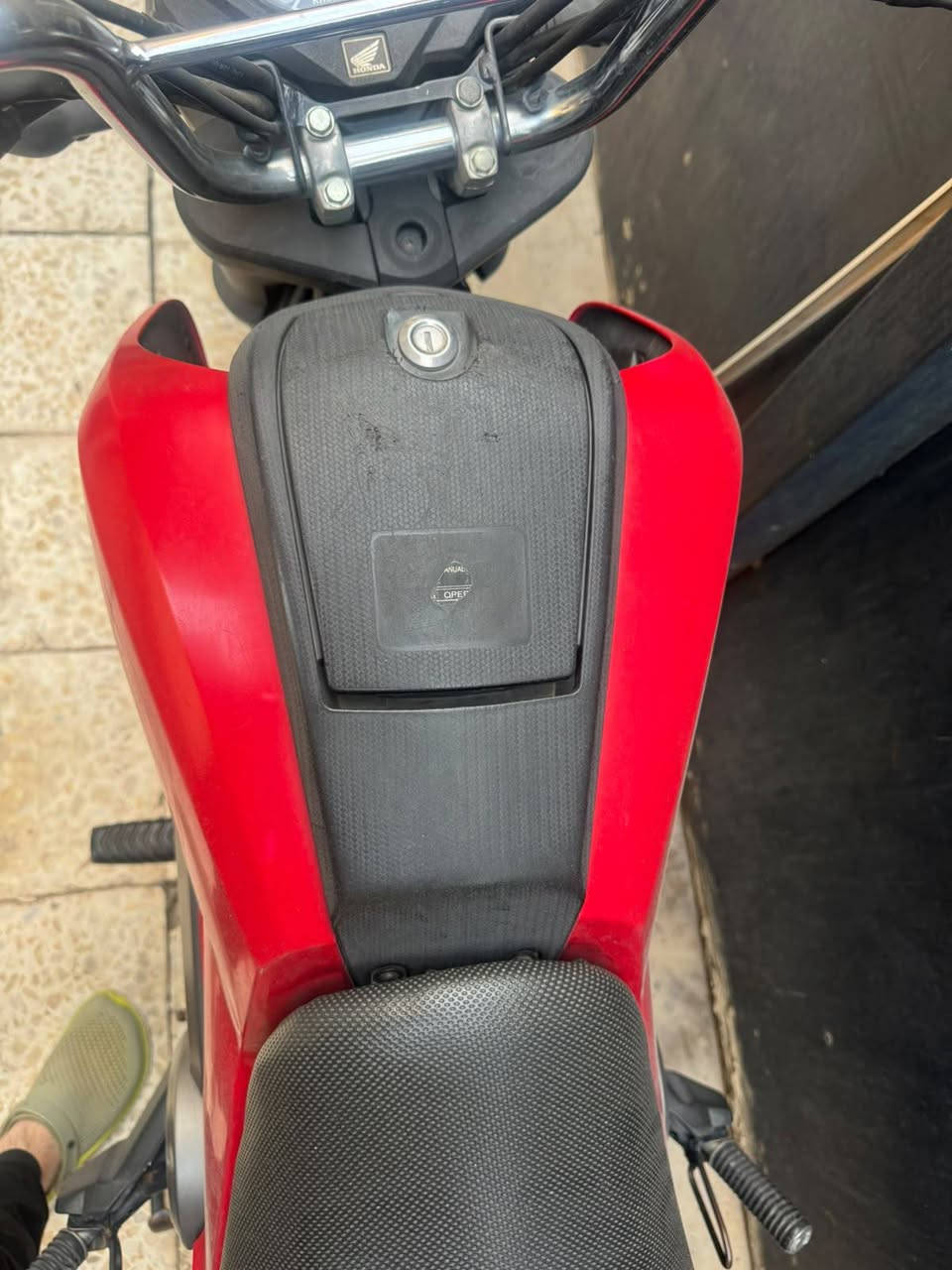 للبيع: دراجة Honda Navi موديل 2018
المحرك: 110 سي سي - اقتصادي جداً في البنزين.
القير: أوتوماتيك بالكامل (CVT) - قيادة سهلة وبسيطة.
التشغيل: سلف كهربائي + هندل (Kick Start).
الحالة: ممتازة 
المسافة المقطوعة: 19 كيلو
المميزات: خفيفة الوزن (101 كجم)، تحتوي على صندوق تخزين سفلي 
الموقع: بغداد اليرموك 
السعر:  مليونين و 650 الف وبيها مجال 
للتواصل:  ***********

