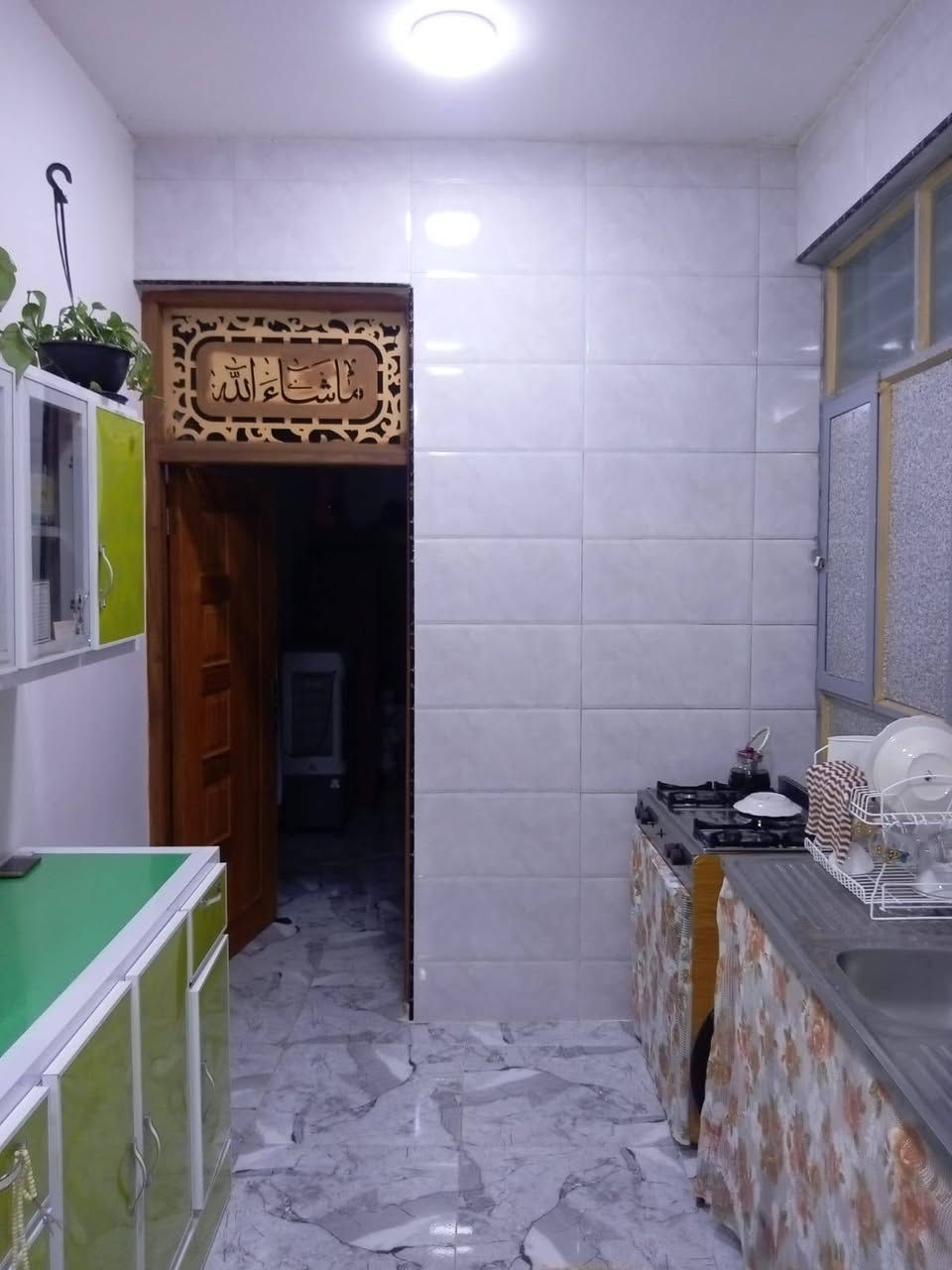 سلام عليكم للبيع بيت مساحة 125م بناء حديث بورسلين سيراميك طابقين يصلح استثمار صنف البيت ملك طابو صرف تحويل مباشر عنوان البيت سلمان باك التجارة  قرب اعدادية الادريس التواصل واتساب فقط ***********
