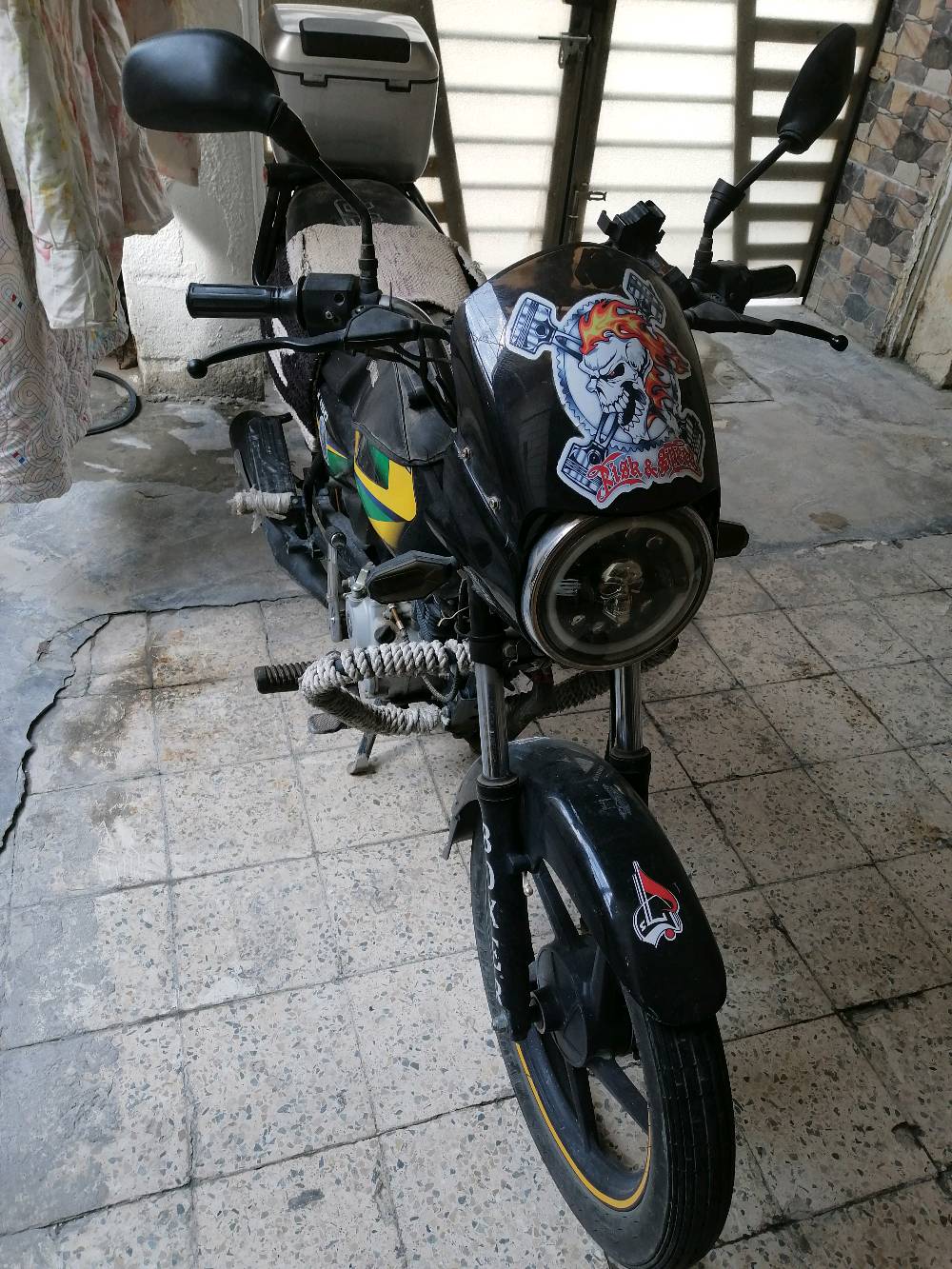 السلام عليكم شباب.. للبيع دراجة باجاج بوكسر 150 (Bajaj Boxer) موديل 2022 ونظيفة جداً وبحالة ممتازة.

المواصفات والنظافة:

الموديل: 2022.

الأوراق: مرقمة كربلاء، سنوية كاملة وجاهزة لوكالة أو تحويل مباشر.

المحرك: 150 سي سي، محرك بلاد بحالة الوكالة، ناعم جداً وبحالة ممتازة (شلعته وتكبيسه توب والتجربة خير برهان).

التشغيل: سلف كهربائي شغال من أول دكمة + هندل احتياط.

الكهربائيات: كلها شغالة وجاهزة (أضواء، إشارات، وهورن).

الإضافات والتعديلات:

مجهزة بـ صندوق خلفي سعة كبيرة للأغراض والمتاع.

غطاء مقعد (كشن) مريح ومميز.

الدراجة مكحلة ومعدلة ترتيبات حلوة ونظيفة مثل ما واضحة بالصورة.

المكان والسعر:

المكان: بغداد - الحرية الثالثة.
واتساب فقط 077‪03952463

السعر المطلوب: 1.750.000دينار) وبيه مجال بسيط للشراي المحمل والجاد