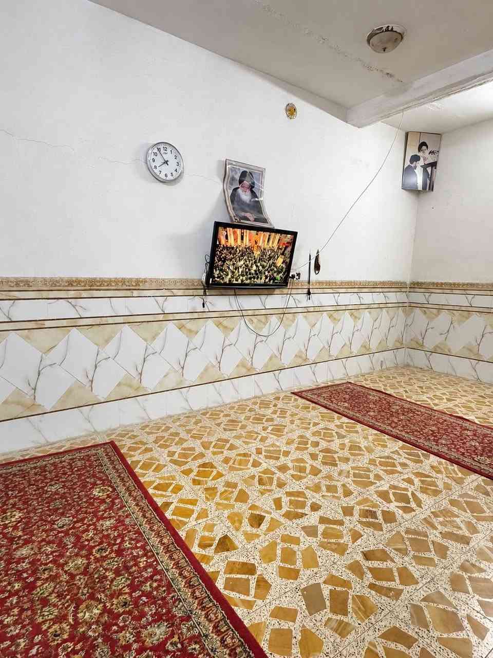 يا الله 
بسم الله الرحمن الرحيم 
                  «الدار للبيع» 
طابو صرف منطقة القادسية شارع ابو الياس قرب مكتب الغاز ركن مقابل ساحة مساحتة 115 م مربع 
للاستفسار اكثر الاتصال على الرقم *********** /***********
