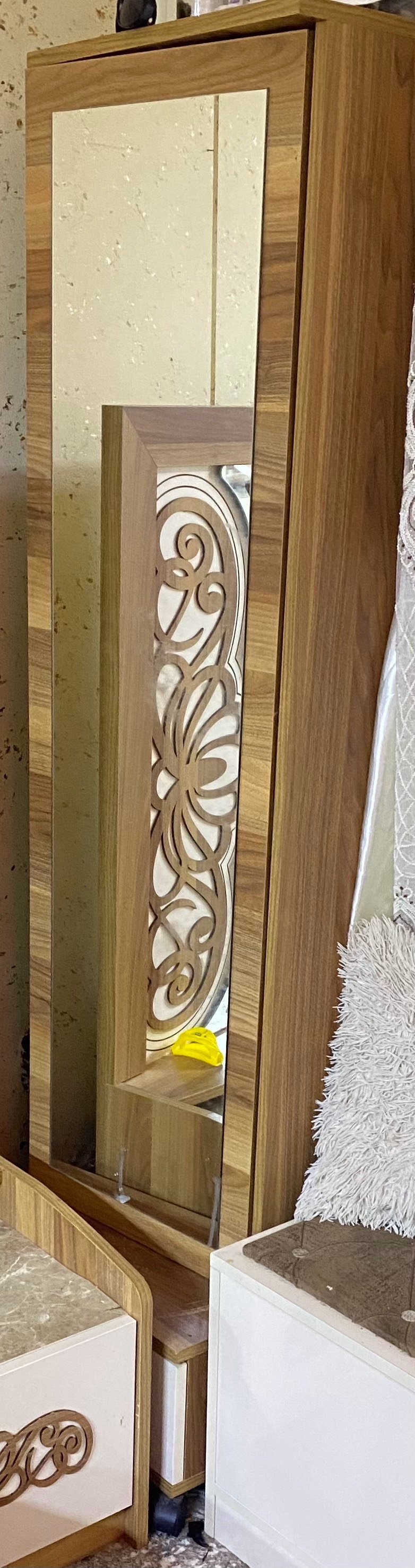 غرفه نوم مكونه من ١٠ قطع نضيفه جدا 
السعر مليون
شنو اسم موديل غرفة النوم بالضبط، وهل هي تركي لو محلي؟: 
تركي
الغرفة مكوّنة من ١٠ قطع: تكدر تذكر شنو القطع اللي داخلة بالضبط حتى يعرف المشتري؟: 
خزانه ملابس 
ملحق دوار رفوف مرأه
سرير
 ملحقات سرير٢ 
ميز تواليت 
ميز ملحق جرارات 
شومال 
طابوريه
زاويه مع جرار
وين موقعك/منطقة الاستلام؟ وهل متوفر توصيل داخل المدينة لو استلام فقط؟: 
البصره - الزبير
الغرفة بيها أي خدوش، كسر، أو نقص بالقطع؟ وإذا أكو، شنو هي بالضبط؟: 
لايوجد
السعر مليون نهائي لو قابل للمساومة؟: 
نهائي