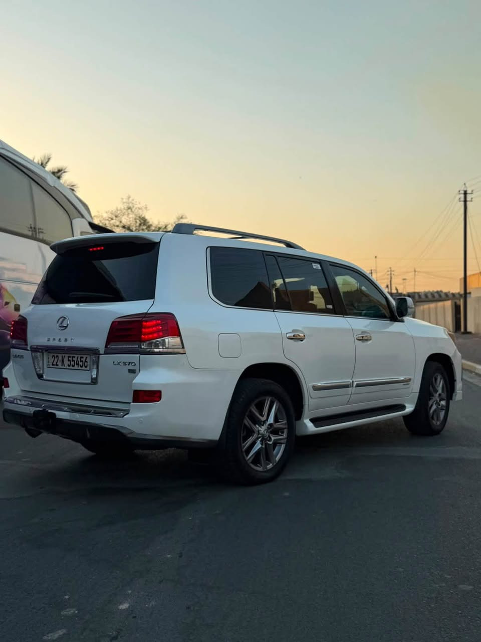 لكزس LX570 موديل *2013* ماشاء الله 🚙💎
- *الممشى*: 137 ألف كم
- *الحالة*: بيها PDR بالصندوق + الدعميات مصبوغات
- *المواصفات*: فول 1 على 1 بريمي
- *السعر*:33 ألف دولار
 •* مكان سياره بغداد حي اور 
•*  لتواصل .***********
*ملاحظات سريعة عن السيارة:*
1. *PDR بالصندوق* = تصليح بدون صبغ، يعني ضربة خفيفة وانشالت
2. *دعميات مصبوغات* = غالباً تجميلي، 
3. *فول بريمي* = اعلى فئة، بيها تبريد مقاعد، شاشات خلفية، رادار، بانورام
