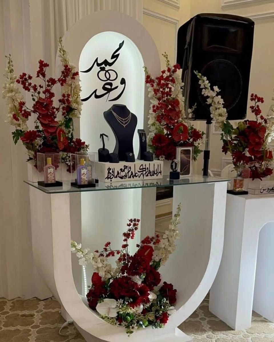كوشة الورد حسب ذوق الزبون كل هل تفاصيل وجمال مع شد ونقل وترجيع 150 فقط كوشة فخمة متوفر كوشات حنه وعرس وثيمات عنوان تكريت للحجز خاص او واتساب ***********

نص مكتوب في الصور:
- a_8bi_