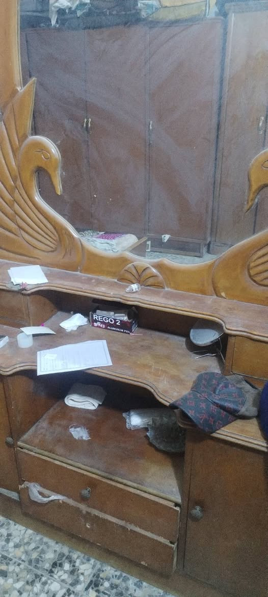 السلام عليكم عندي سنك ثلاث بوب بحالة جيدة اضافة الى 
غرفة كنتور وجرباية وميز وسيت طبلات نضافة وسط وحتى فراش وياهن اكرر نضافة وسط بين قوسين تمشية حال ابيعهن شلع 150 وبيهن مجال العنوان الشعب خلف الأطفاء تواصل عبر الماسنجر او الاتصال على الرقم ***********
