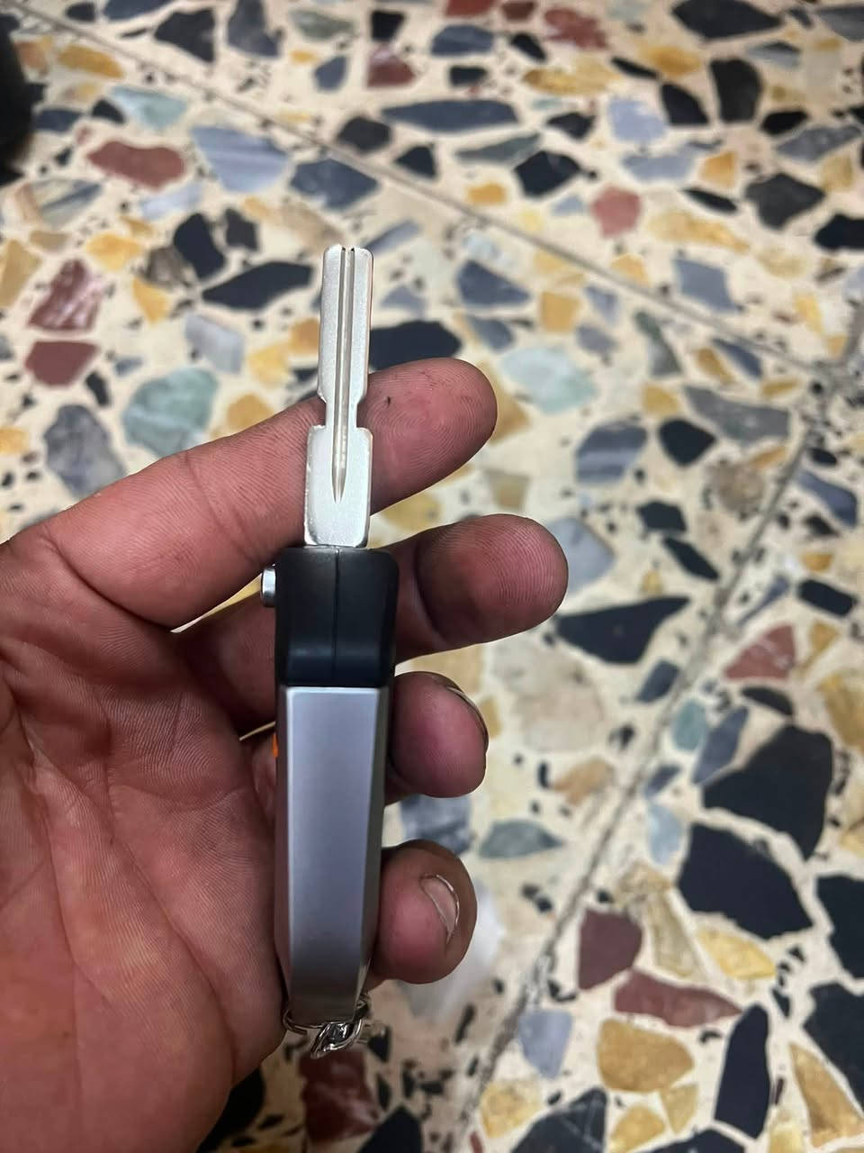 للبيع بصمة شانجان أصلية جديدة 
•  النوع: 3 دكم - فتح صندوق + فتح + قفل 
•  الحالة: جديدة غير مستعملة، المفتاح الميكانيكي بعده ما محفور
•  الشغل: الكلوب يشتغل، البطارية أصلية
•  البرمجة: خام، تحتاج برمجة على السيارة فقط
•  تشتغل على: CS35 Plus, CS55 Plus, CS75 Plus, UNI-T, UNI-K, Eado Plus
•  السعر: 80 دولار وبيها مجال بسيط العنوان بغداد موبايل ***********
