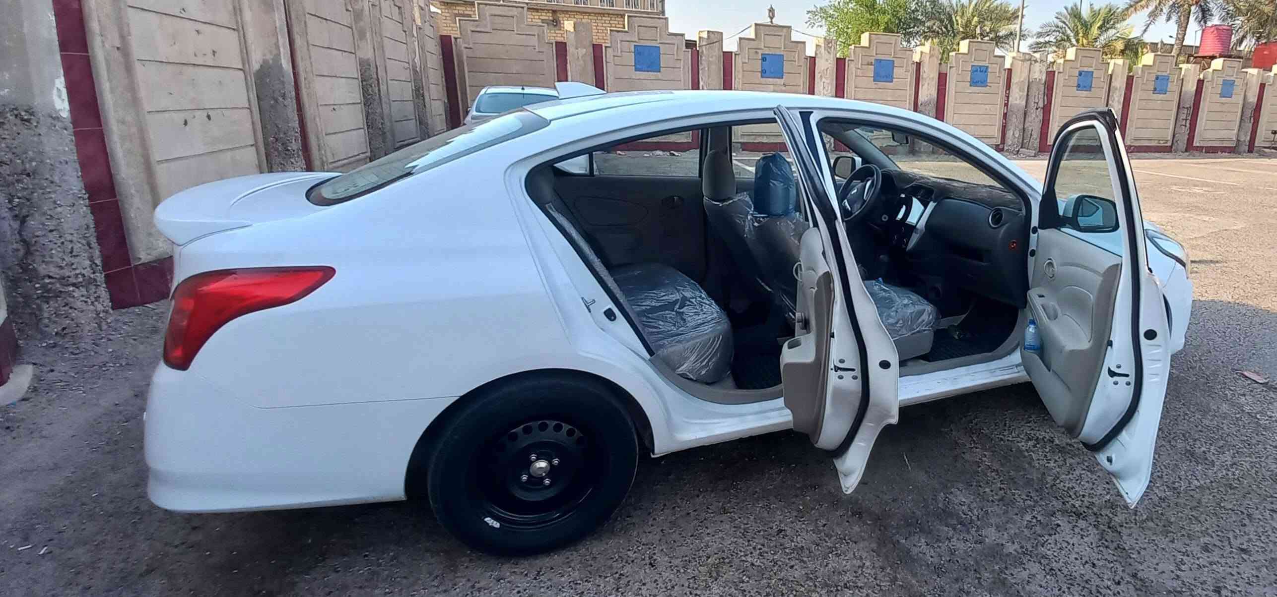 مرحبا شباب نيسان سني هندي موديل 25 وجاهزه ماشيه 40 سبير مانازل بي بس الدعاميه الأمامي امبدله  ولباقي كفاله بسم الشركة لؤلؤة العتماد  تريد وكاله تريد تحويل جاهزه السعر123 بيه مجال لطيبين ***********

نص مكتوب في الصور:
- 2025
