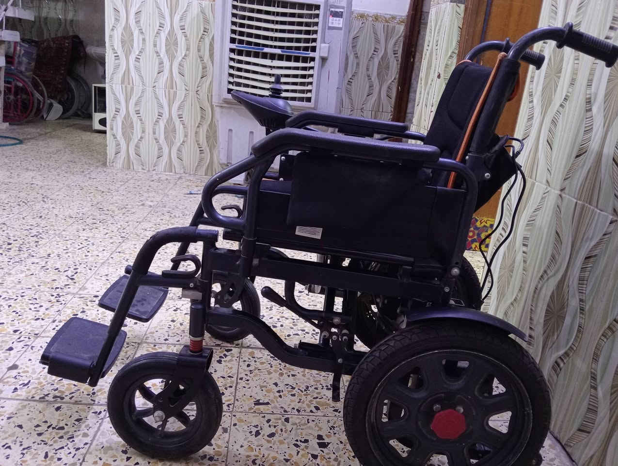البيع كرسي  متحرك  مستعمل  بحله جيدة جداً السعر 400 الف دينار  مكان  بغداد  *********** اتصل
