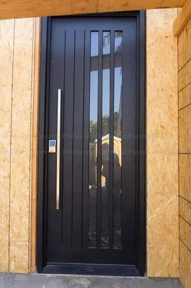 السلام عليكم 
توفرت عندي اشكال بيبان اشكال حلوه 
شكل الباب موجوده بل صور 
ملاحظه: هذني مو جاهز دزلي القياسات وحولي فلوس واشغله الك 
تريد عنوان موقع رقم او ثقه كله موجود 
***********

نص مكتوب في الصور:
- حدادة الدليمي ***********
- Precise Iron Doors Inc. Precise Iron Doors Inc.
- SWEET HOME GALLERY