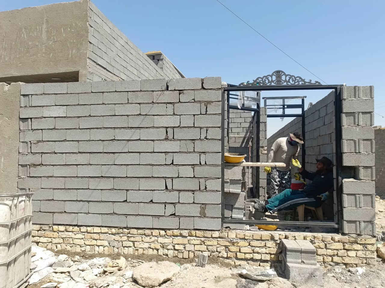 سلام عليكم خلفه بناء متفرغ حالين ناخذ ترميم وتسليم مفتاح ***********
