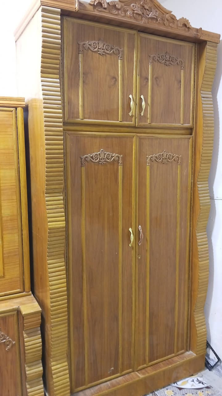 السلام عليكم غرفة نوم للبيع مكلفه بنشرها نظيفه بس بيها اضرار بسيطه للاستفسار اڪثر راسلو ع هذا الرقم  ***********
