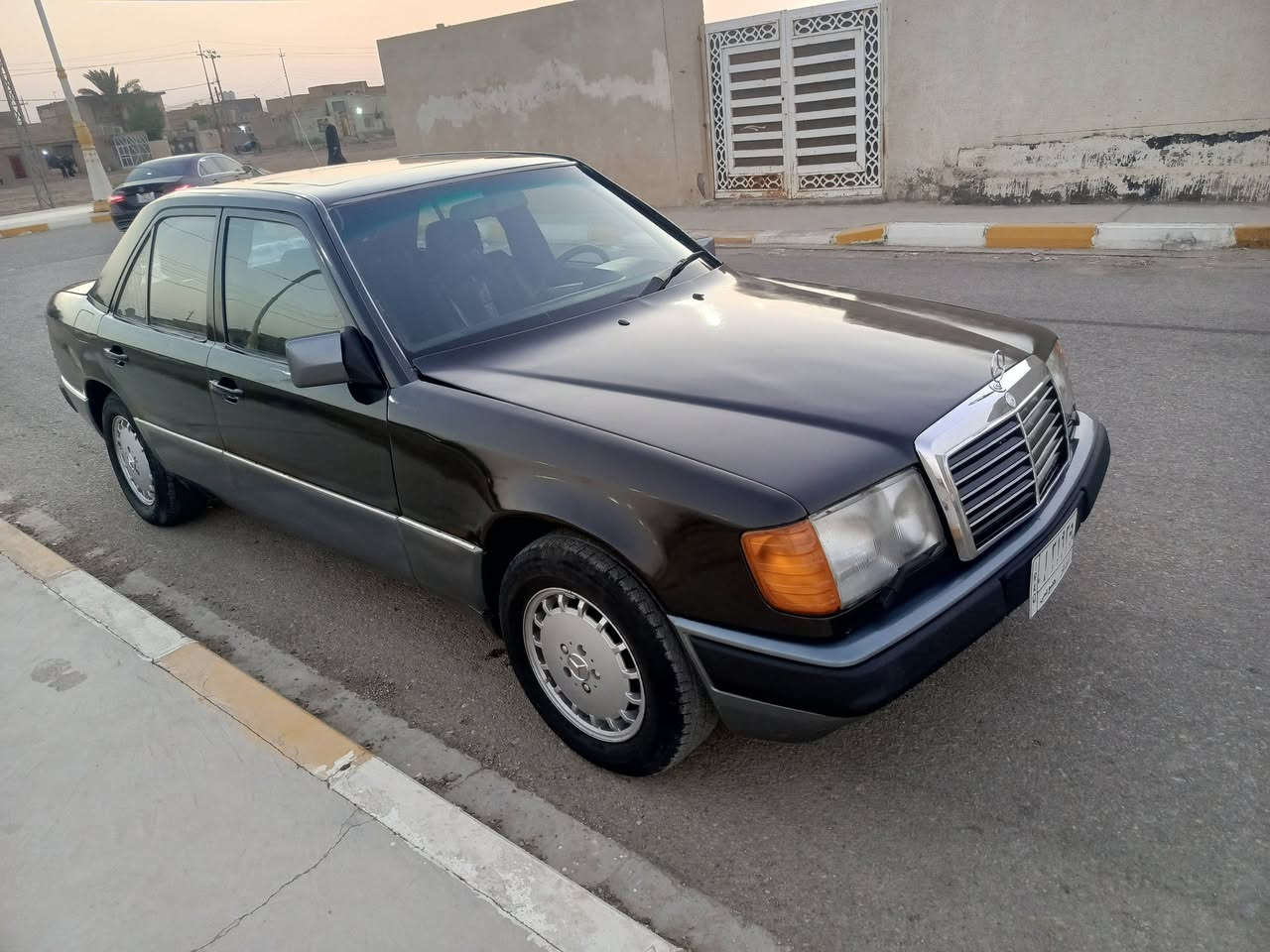 السلام عليكم
مارسدس دب للبيع موديل 88 
رقم ذي قار مشروع وطني سنوية 2027 
مكينه وكير بطه جديدة 2500 
حدادية أمامي خلفي جديدة 
مصبوغة عام بدون حادث 
قواعد دبل عالبلاد 
كهربائيات شغاله 
تبريد شغال 
تخم تاير جديد 
غرفة جديدة 
السعر 53  وبيه مجال للشراي 
***********
***********

