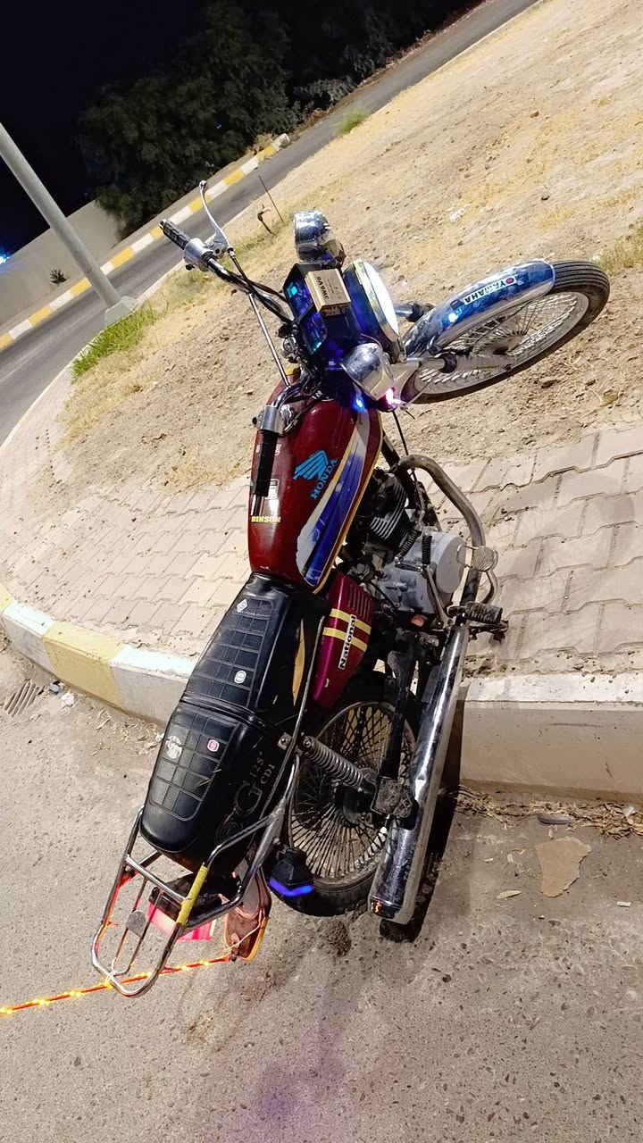 دراجه للبيع موديل 17 اوراق بيهه كهربائيات كلها شغاله النضافه كدام عينك نفس الصوره السعر 350 وبيها مجال مكان سعديه الجبل رقم التلفون *********** دراجه حته كمرگه مدفوع يعني تترقم

