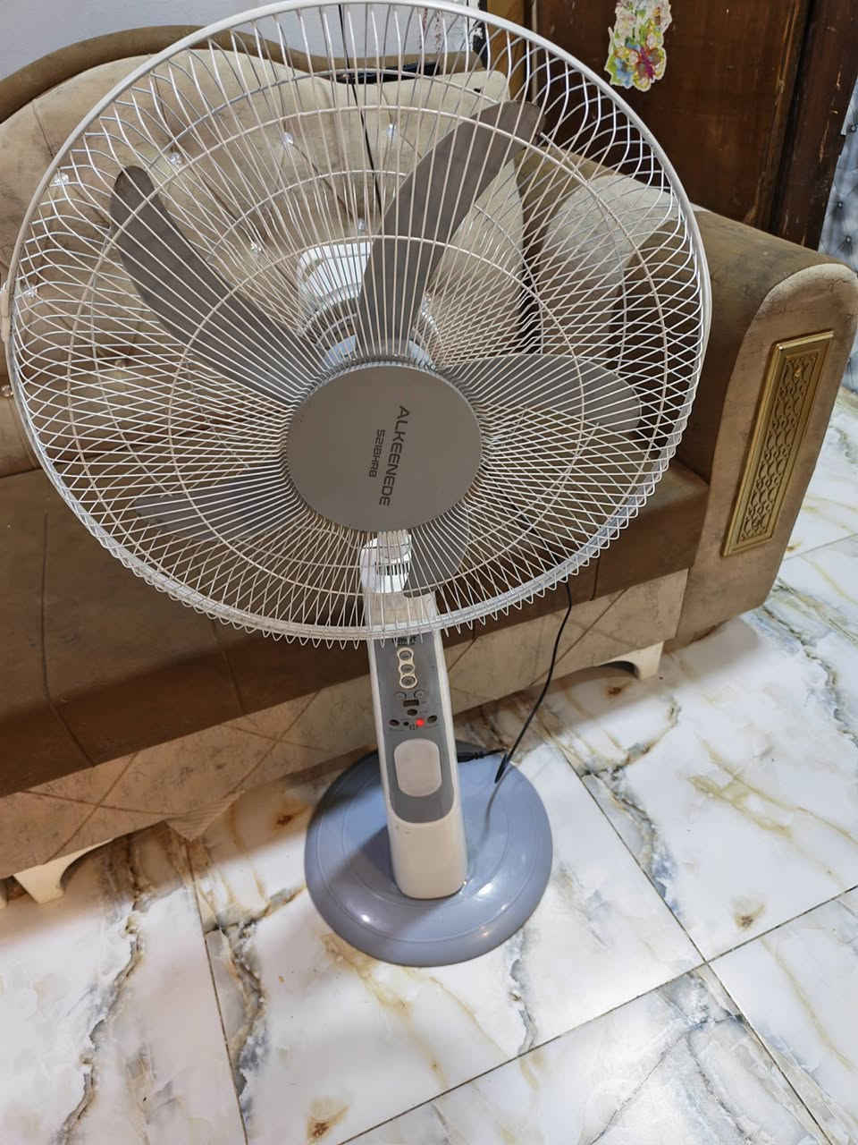 سلام وعليكم شاب البيع 
مبرده كنفيره شغاله شرط الفحص 
بنكه شحن تدوم لمده لترباع الساعه زين مشيه حال
رافع قدره الأصلي بس مشكلته ترليات عاطلات كم وحده ماعرف هنه كلهن خمسه ثنين ثلاثه عاطلات ماعرف سعر الوحده ب٥الف
أي ستفسار تصل ***********
مكان صويره جوميسه الغربيه كبال مطعم ومشويات عمر الجحيشي
