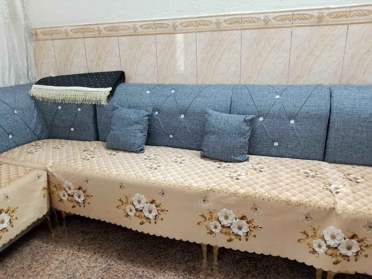 تخم ديوان للبيع جديد صار أسبوع من ماخذه 
يجي ويا  طبلة وكوشات ٦ نفس اللون
الاستفسار عل  ***********

