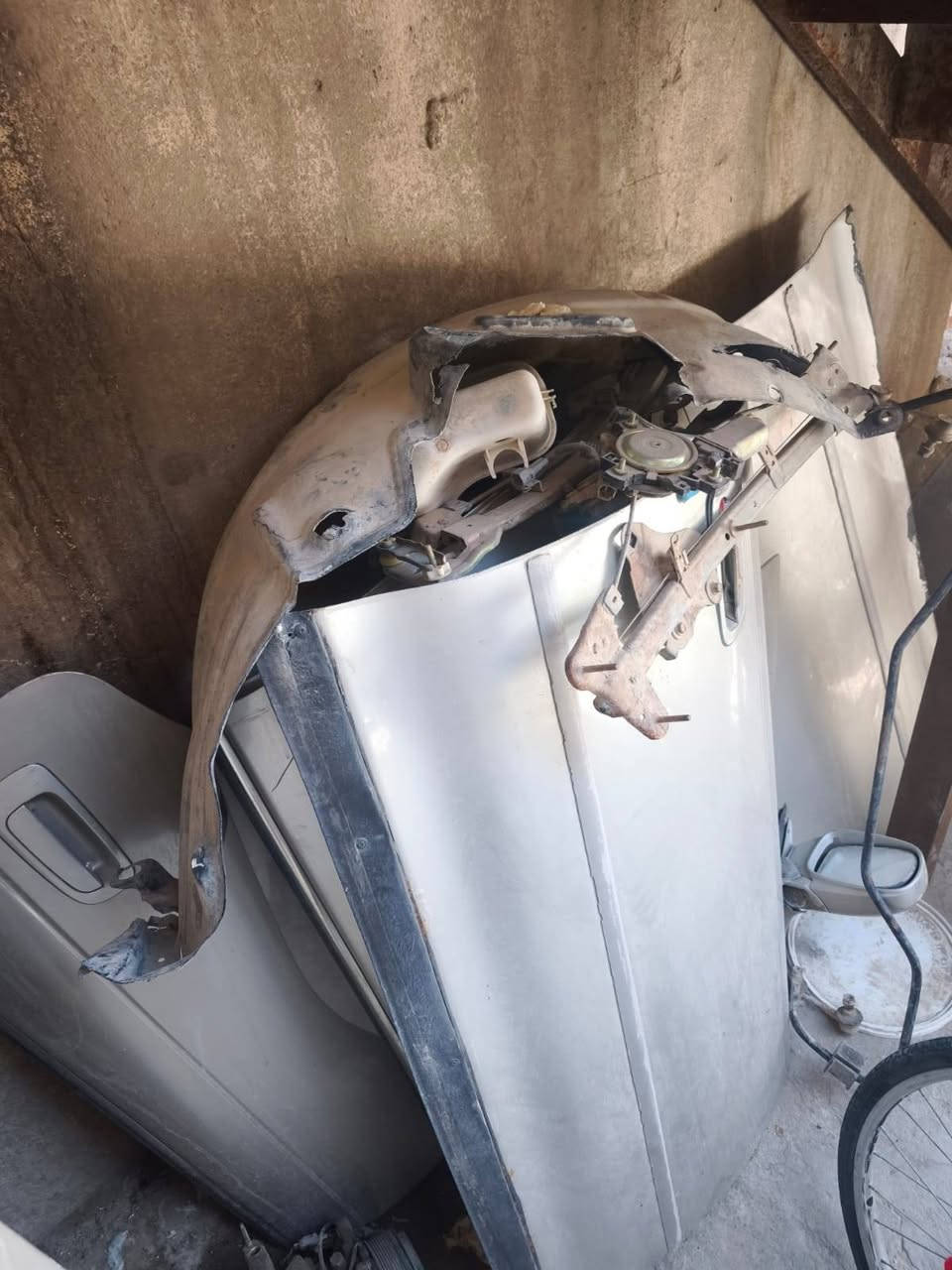 السلام عليكم غراض تفصيخ باب خلف السائق حاويه جديد قفالات خلفيه عدد ثنين يدات خارجيه وداخليه جام باب العبري والي خلفه لون ازرق مواطير جان كامله هيا والسجج ترايش جام 
العنوان البصرة الزبير 
***********
