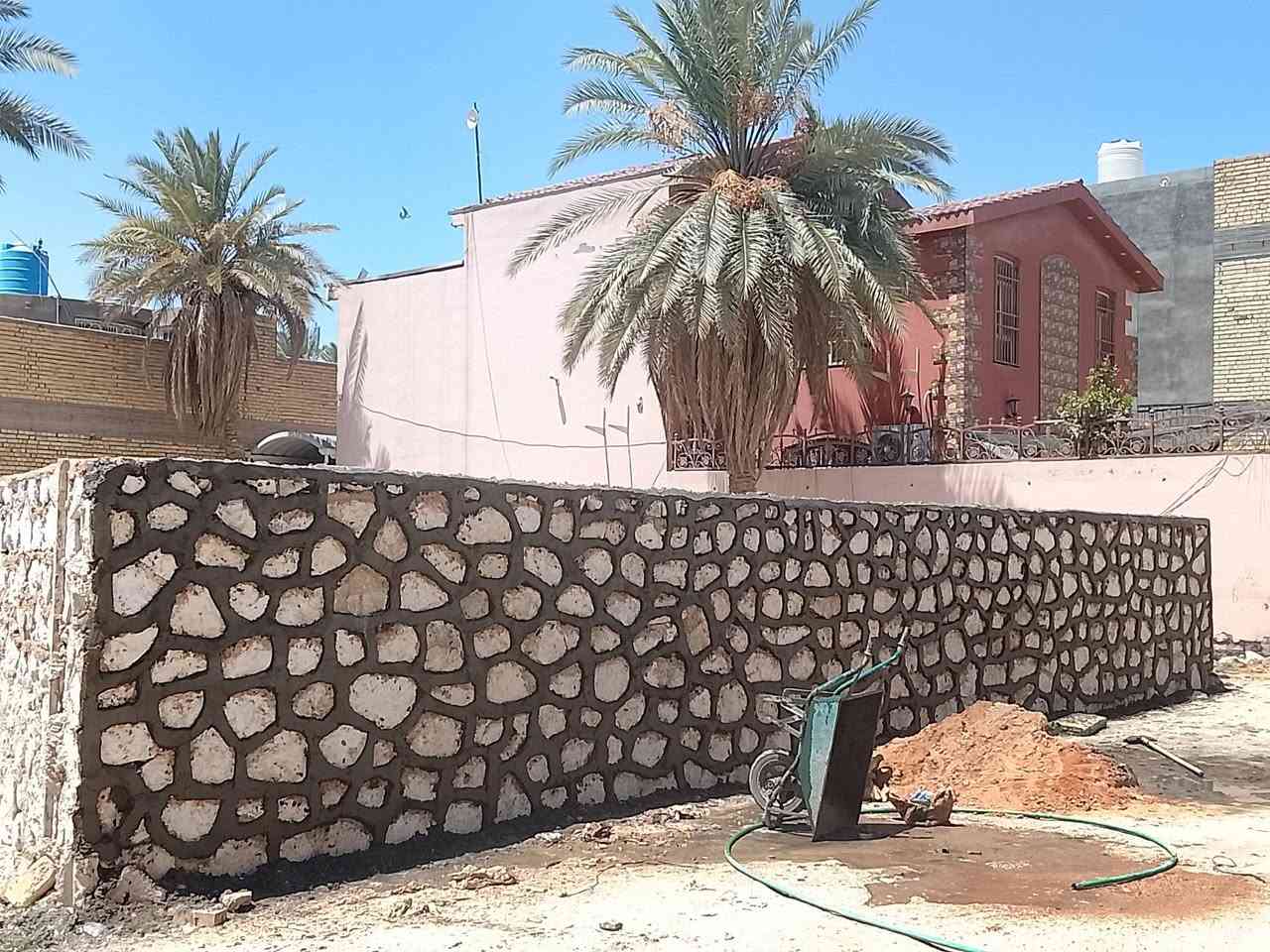 السلام عليكم بناء حجر كرسته وعمل بناء بيوت اسيجه ممرات نافورات تطبيك ارضيات وشواطى الاتصال على الرقم ***********
