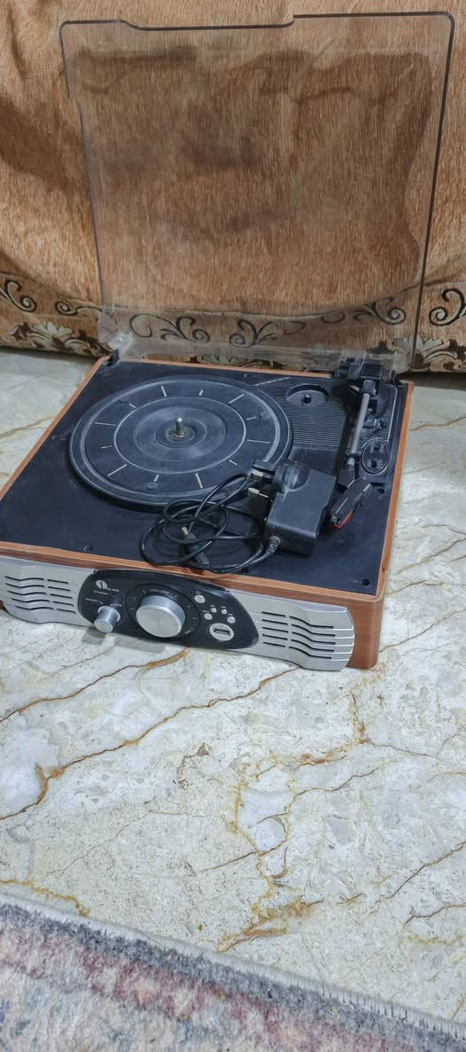 السلام عليكم .
مشغل اسطوانات كرامافون ويحتوي علي مشغل فلاش رام كذلك ..قياس ٣٣ سم .يشتغل علئ محولة خارجية موجودة مع الجهاز .
٣ سريع لتشغيل الاسطوانة .
موجود بيه سماعات داخلية للصوت  + فيش  للربط مع السيستمات والاجهزة الاخرة .
يعني ممكن تستفاد منه لسيستمات الطوابق .
الجهاز شغال بالكامل .وبدون اي ضرر .
سعره ٣٠ الف نهائي ..اي استفسار او للمراسلة موجود خاص او *********** البصرة موجود توصيل شركة .
