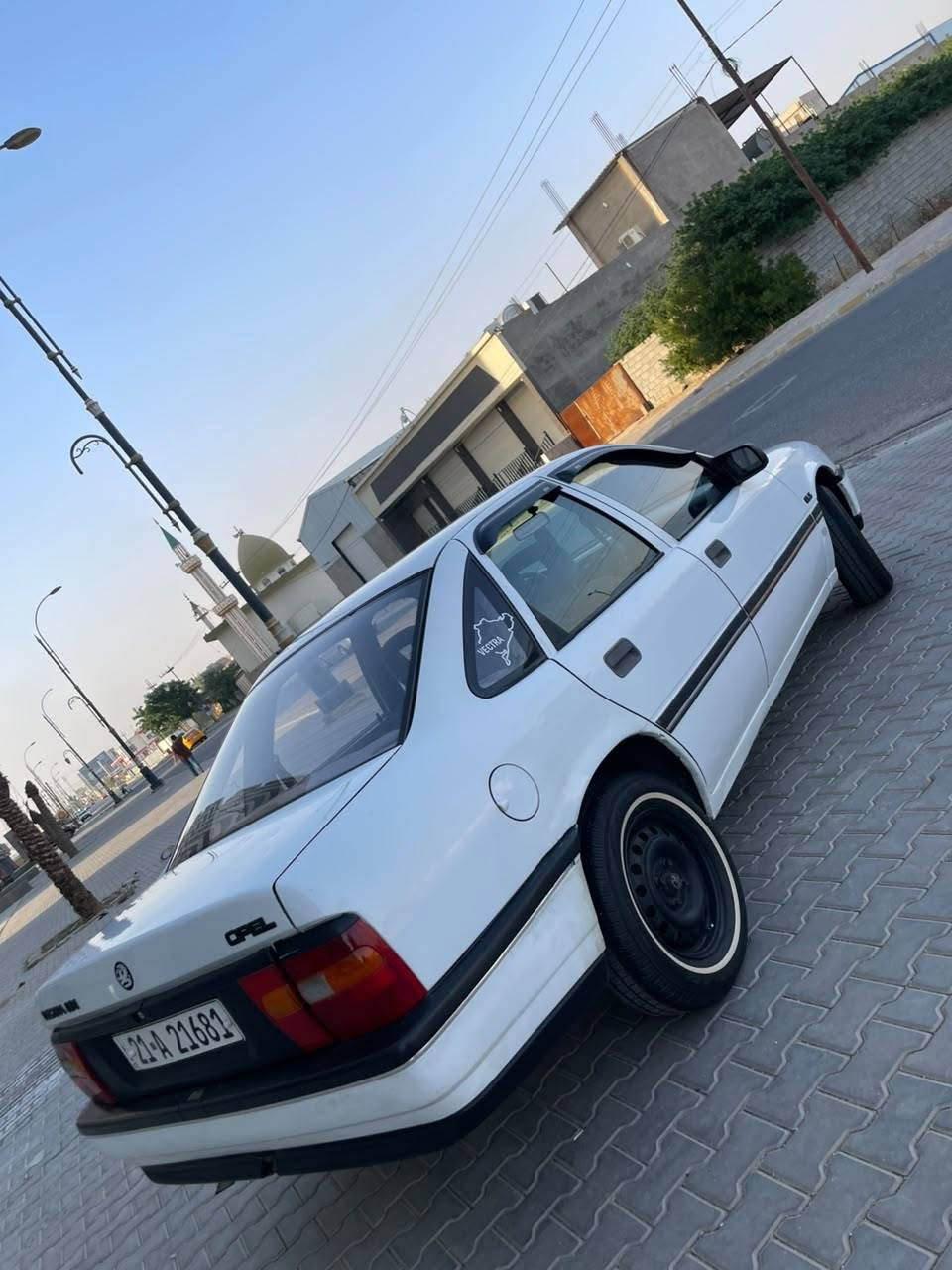 سلام عليكم ورحمة الله وبركاته للبيع اوبل فكترا موديل 1991 رقم سليمانيه سنوية جديد بطاقة بانزين بيها شرط تحويل سيارة بدون قطره صبغ بلاد من دعاميه لدعاميه بشرط بدون لا ضربه ولا طخه تايرات صدر كلها بشرط كهربائيات كلها شغال سيارة مابي مصرف محرك 18 كير عادي دواخل سيارة بعده بلادي مكاني كركوك رقم هاتف *********** سعرها 52 بيها مجال كركوك, العراق
