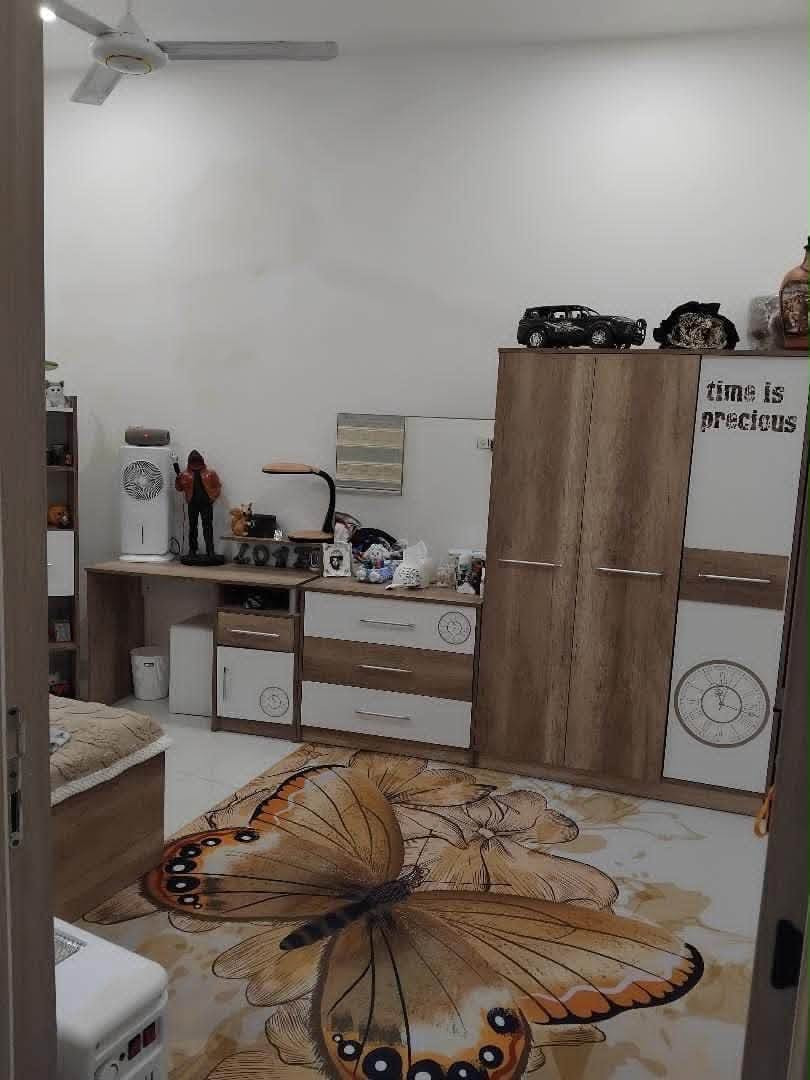 بيت للبيع مساحته 96متر
يتكون من طابقين يحتوي 3غرف 3حمامات واستقبال وحمام ومطبخ وحديقه داخليه واجهته 10طابو صرف 
العنوان حله شارع الاطباء مقابيل البلديات 
بناء حديث 2025 للاستفسار
***********
