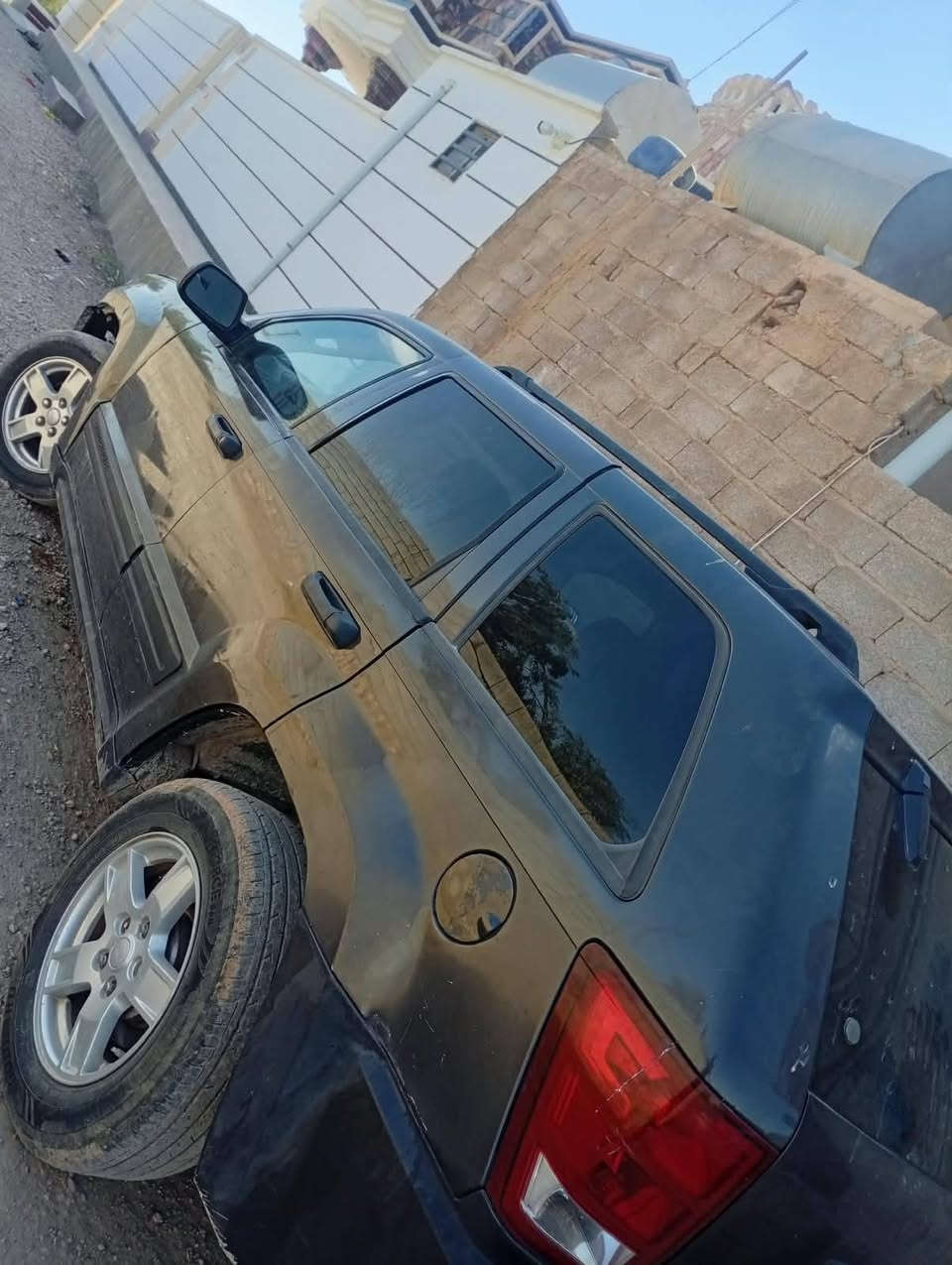 سياره جيب لاريدو الفين 8موديل سياره جهزه كهرباياتها كامله كلشي بيها شغال ملاحضه بيها خيط تبخير واله الباقي شغل وأمشي ***********
