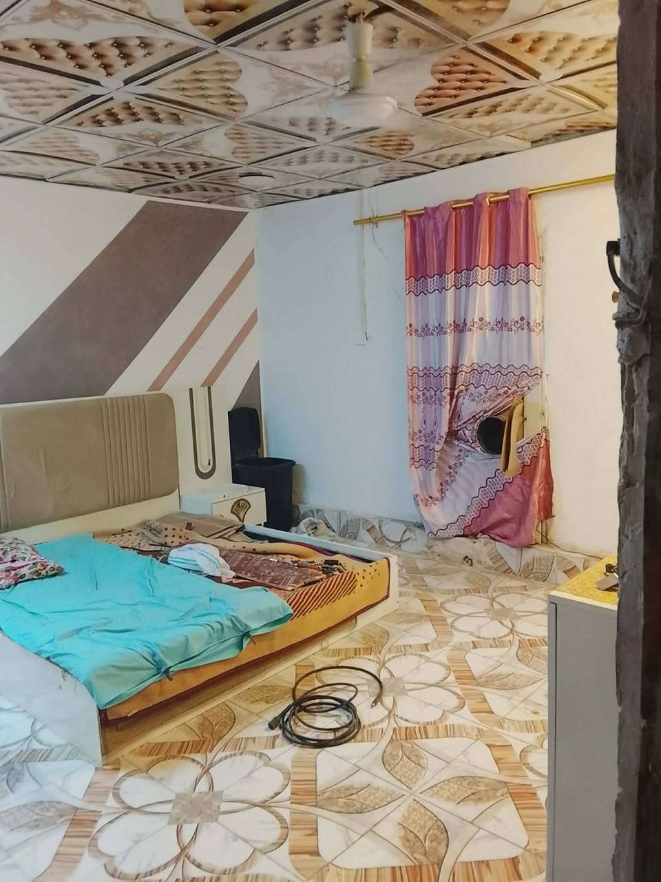 بيت للبيع بشارع المطار القديم مقابيل الجامع الذهبي قرب مدرست الجنائن 100متر مربعه اساس صب سقف صب بناءبلوك طفيلي كاشي درجه وله وسيراميك كله سقوف ثانيويه بي 3غرف وحده جوه وثنين فوك واستقبال وصاله ومطبخ وحمام جوه وحمام فوك وحمام خرجي البيت شغل درجه ولوه وكامل مرقم ومشمول بل تطويب قرار 25 ابيت قريب عل شارع يعني يبعد 200متر عن الشارع المطار القديم سعره 38وبيه مجال رقمي *********** مندوبه ام آدم @
