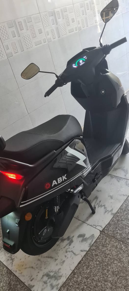 السلام عليكم 
دراجة شحن للبيع ماركة abk E4 دولفين بطارية ليثيوم ٤٥ امبير وملف ٢٥٠٠ واط سرعتها ١١٠ نظام ٤ سرع ورجوع للخلف وبارك لدات سكن وبك لايت ولايت زينون شاشة ديجتال ويو اس بي الدراجة جديدة بمعنى الكلمة صار شهر من اخذتها من مؤيد طيارة رايدها بمليون و٤٠٠ وبيها مجال بسيط .
***********
