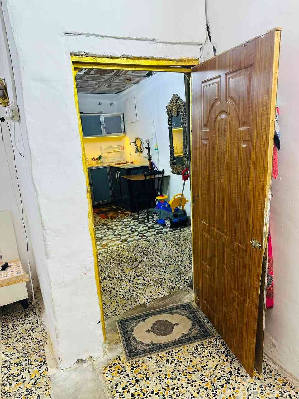 بيت البيع حي الأصدقاء قرب جامع العباس ماعليه أزاله البشاري يجي ويسئل شكد مايريد مرتب على شارع تبليط الجيران ناس طيبين جدا 
يحتوي على 
صاله 
صاله ثانيه مشترك مع مطبخ 
دوانيه أو غرفه ثانيه تصير طارمه حديقه زغيره البيت كله سقف ثانوي وكاشي وسندويچ مساحه ١٠٠متر سبب البيع بناء شراء بيت واسع *********** 
سعر  (11)مليون وبي مجال قليل جدا
