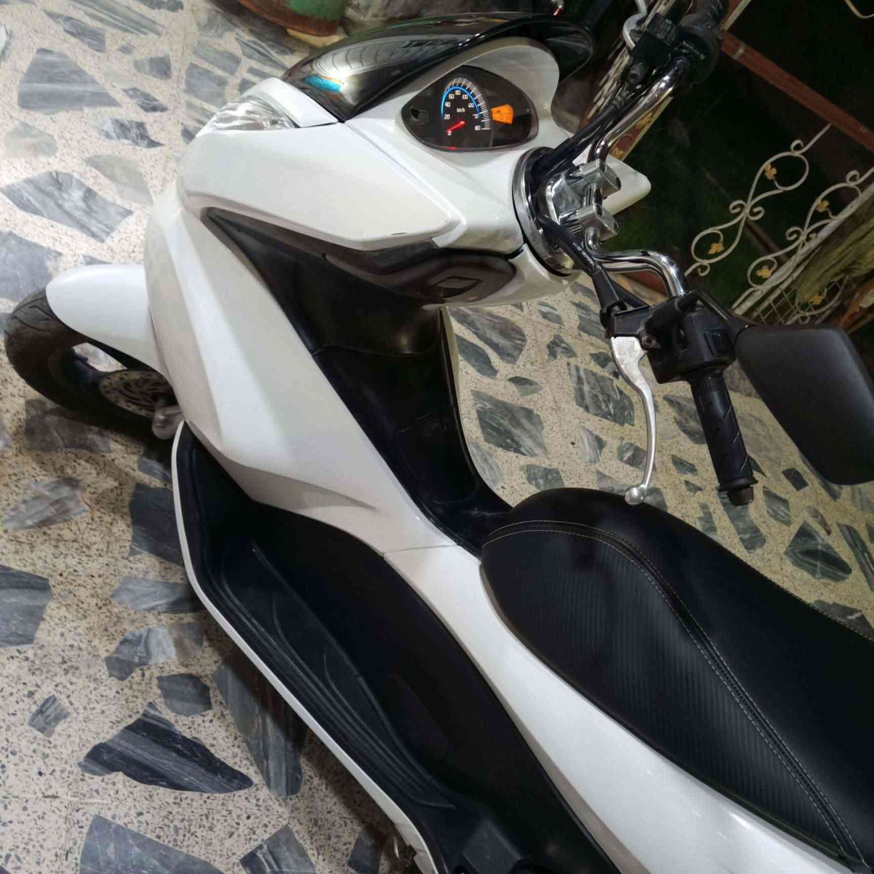 السلام عليكم
درجه للبيع او مراوس حسب القناعه 
Pcx موديل 2018 
لون أبيض صدفي 
الدراجه كفاله عامه  من محرك من كفرات من كلشي 
ماعدى الدبل الامامي بي صوت من اتطس طسه 
والصالنصه مزروفه من جوه 
سعره 1450
للاستفسار الاتصال ***********
مكانه ديالى بعقوبه بهرز
