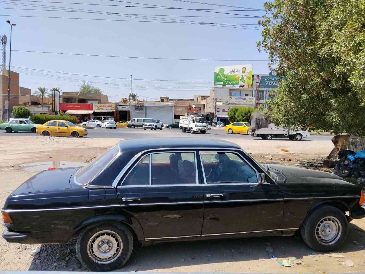 مارسدس موديل ١٩٨٢
صبغ جديد 
مكينه بطه 
جاهزه 
ارقام بغداد اكليزي 
استفسار ***********
