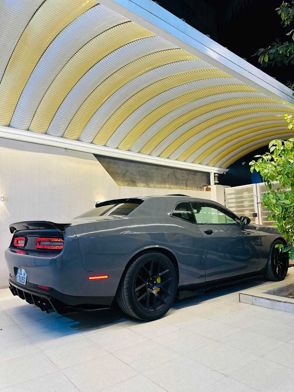 DODGE  CHALLENGER
-------------------------------------
#السعر : 127$ وبيه مجال بسيط 
‏
#رقم الهاتف : *********** 

#رقم السيارة : بغداد 

#مكان السيارة : واسط/العزيزية 
-------------------------------------
للبيع فقط بدون مراوس 
جالنجر موديل 2017 لون اسمنتي ماشية 88 الف وارد امريكي حادث سيارة جاملغ وبنيد ايرباك راجع سستم بلادي 

مواصفات بصمة دخول ذكي تشغيل عن بعد 

فتحة شاشة جبيرة تبريد قطعتين شفتات ستيرن 

محرك 6 سلندر 3600 تبريد شغال صدر امامي خلفي جديد 

رقم بغداد مشروع وطني هزة جديدة سنوية 2028 

 تحول مباشر سيارة نصبتهة كلش حلوة ومصروف عليهة 

ويل حجم 20 SRT تو سايز وتخم تاير جديد غرفتهة كلش نضيفة
