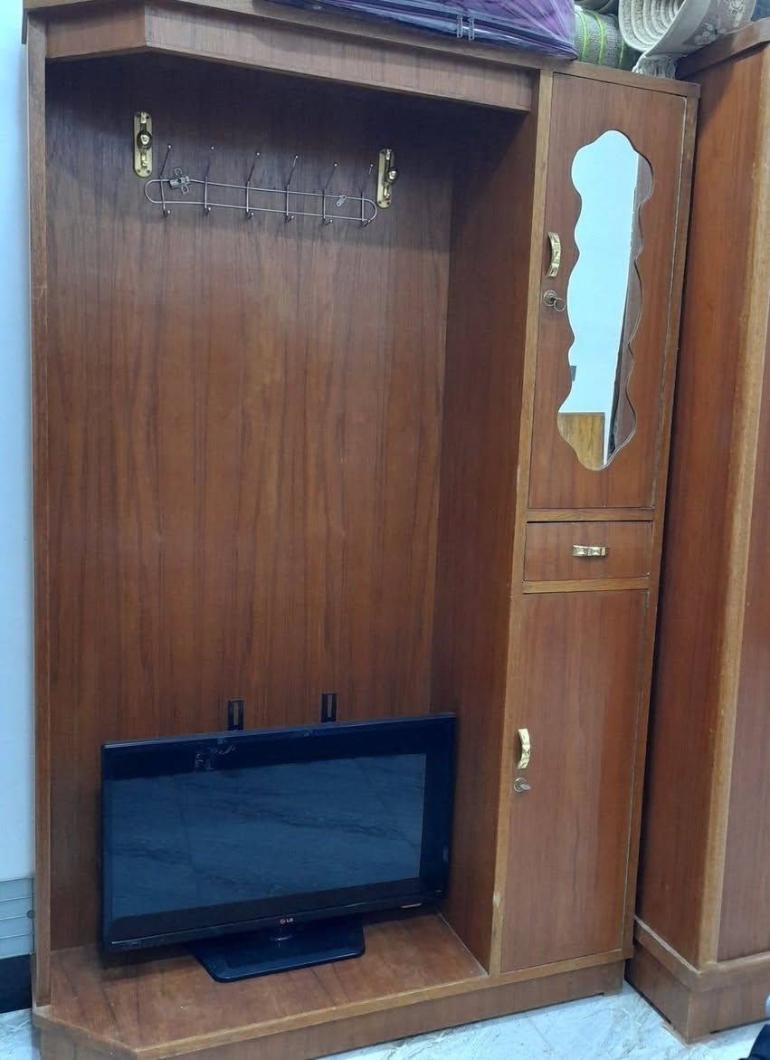 غرفة أخشاب • حالة جيدة • ٥ أبواب