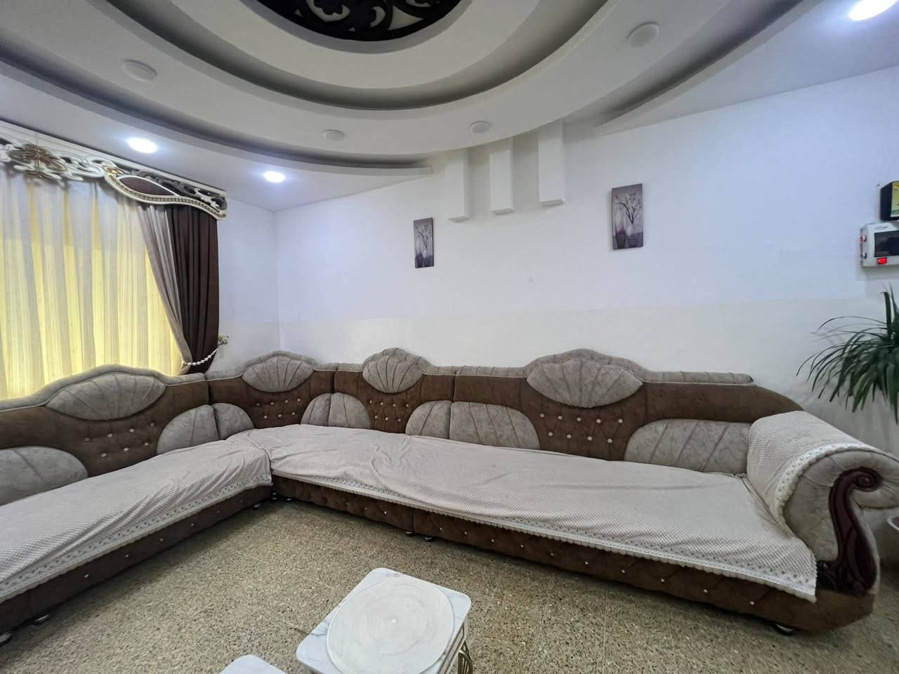 السلام عليكم طخم ديوان 9امتار بس مقعد واحد معيوب قماش الطخم 350وبي مجال حي السماح ***********

