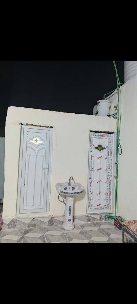 غرفه نوم • أثاث خشبي • بدون تفاصيل