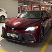 كامري هايبرد XLE 2022 للبيع  وارد أمريكي  لون ماروني، داخلية بيجي جلد،...