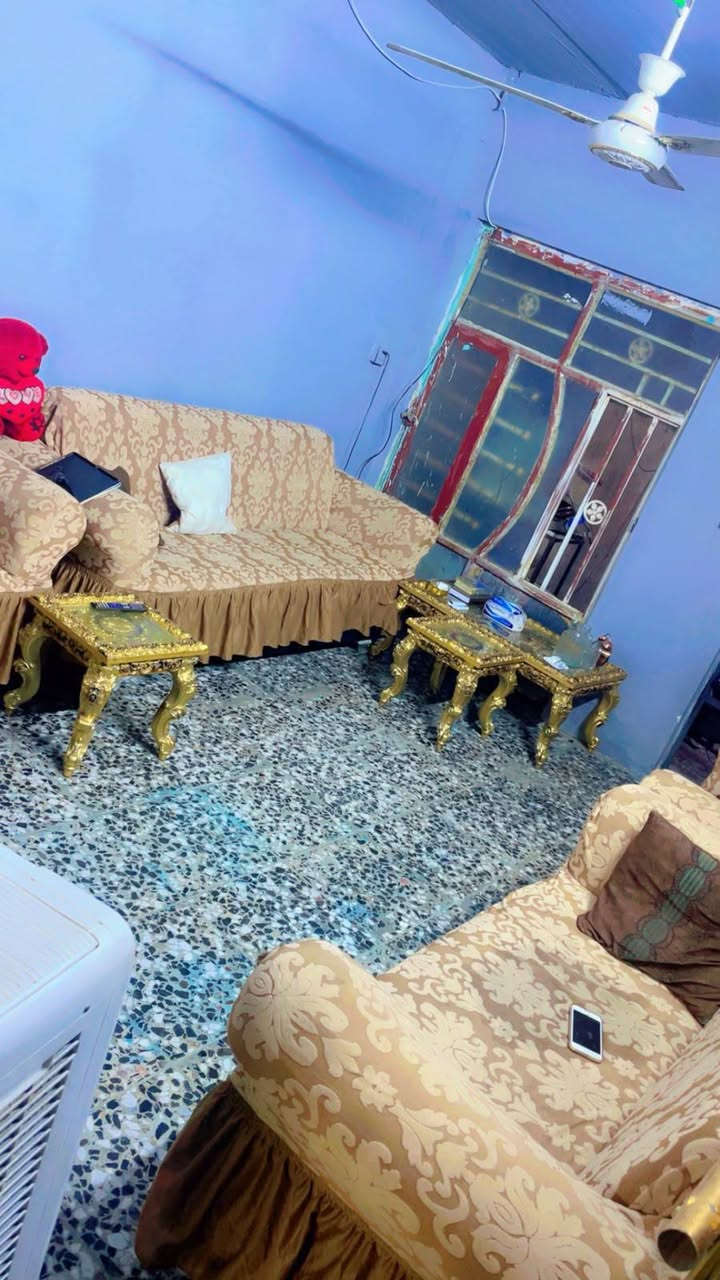 السلام عليكم بيت تجاوز  للبيع في الشعب حي البساتين حي الصدرين مقابيل محكمة الشعب خلف جامع المرتضى 
قرب اسواق الصدرين 
المساحة 75 متر 
يتكون من هول وغرفة وصالة بيها مطبخ وحمام وطرمة وتواليت خارجي 
السقف ساندويش 
الارضية كاشي 
كامل مي ابي جديد  
مجاري مربوطة علرئيسي 
تانكي وسخان وتاسيس كامل 
سحب مولد وانترنيت وخط كهرباء سبلت 
كامل الخدمات متوفرة  والشارع مقرنص قريب علبيوت الملك 
الجاد بلشراء يتفضل خاص 
السعر ٣٥ وبي مجال
