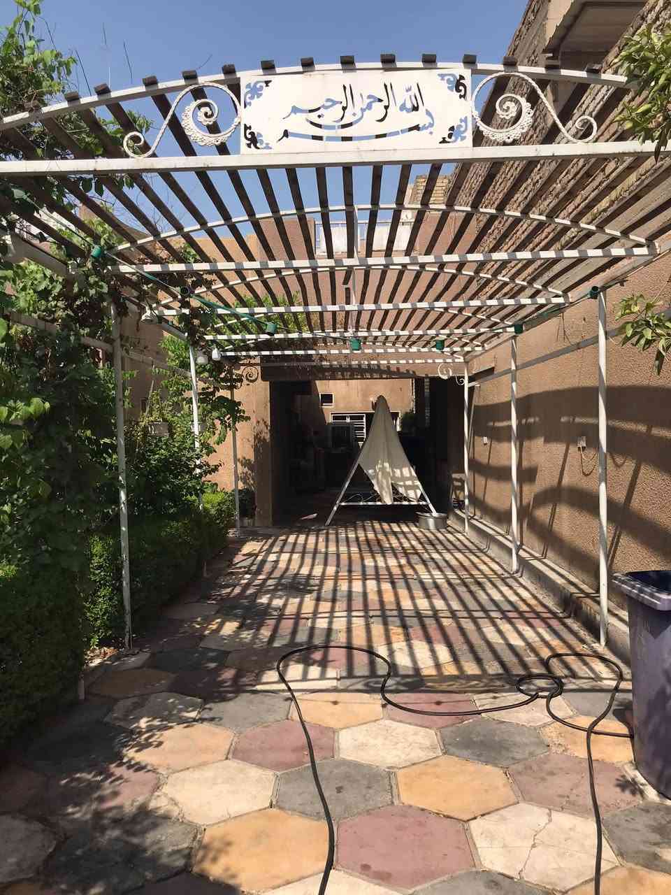 بيت قديم يعتبر قطعة ارض للبيع
المساحة 330
العنوان حي اور ال 600 بشارع ابو عبير 
الواجة 11 نزال 30 
هاتف ***********
