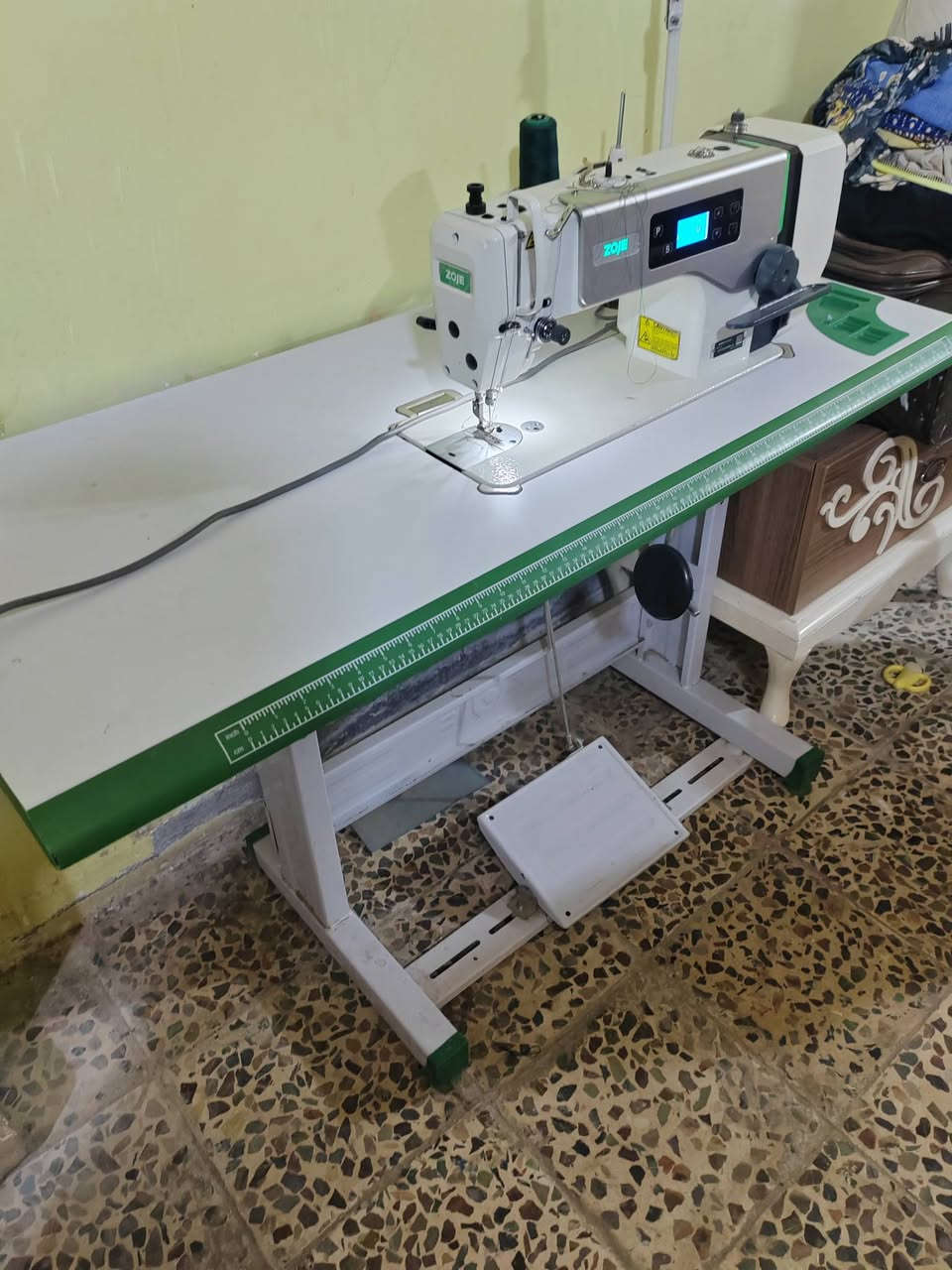 مكينة خياطه اسمها زوجي افضل نوعيه بسوك شاشه تحكم سرعات الكترونيه بلكامل خياطها لا يعله عليه مستعمله شي بسيط اخت الجديده مكانها بغداد الحريه سعرها 325 للتواصل ***********

