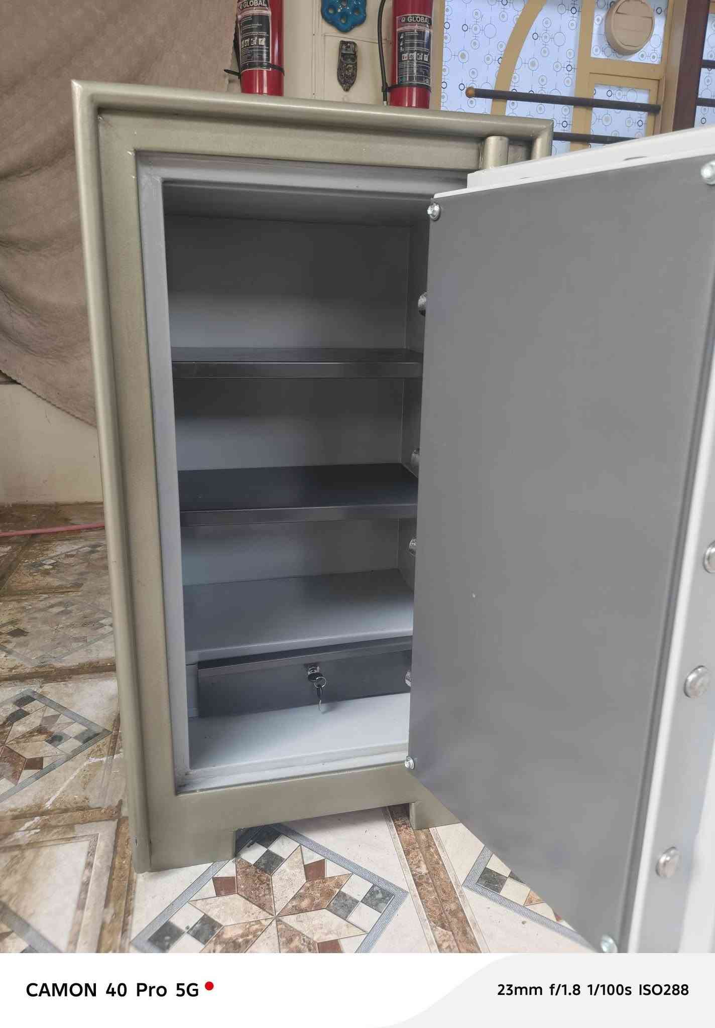 قاصه  للبيع حجم ثقيل وزن 290 كيلو ارتفاع 1م عرض 53 عمق 50  ضد الحريق والكسر تصلح للبنوك ومكاتب الصيرفه  *********** عنواني صلاح الدين ، بلد
