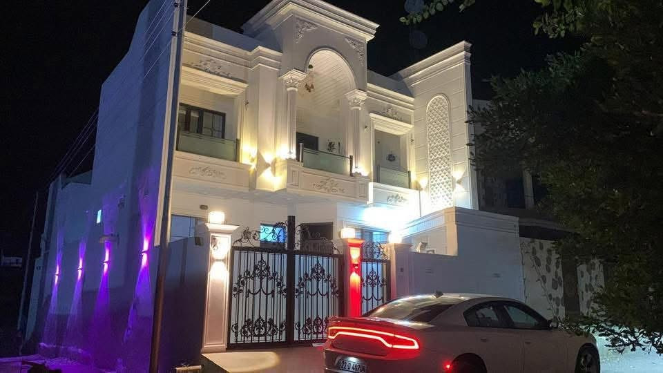 سلام عليكم دار ركن للبيع بحي السلام الثانيه بناء حديث شغل درجه أولى فوول الفول من جميع النواحي واجه البيت فلين وطابقين مغربي يعني من الأخير تحير وين تباوع ونضام تبريد مركزي كل قاط وحد وشبابيك الامنيوم ورقم الهاتف ***********
