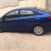 اكسنت موديل 2021  السيارة جديده كلشي ما ناقصها  ضربتها شويه بالبنيد مص...
